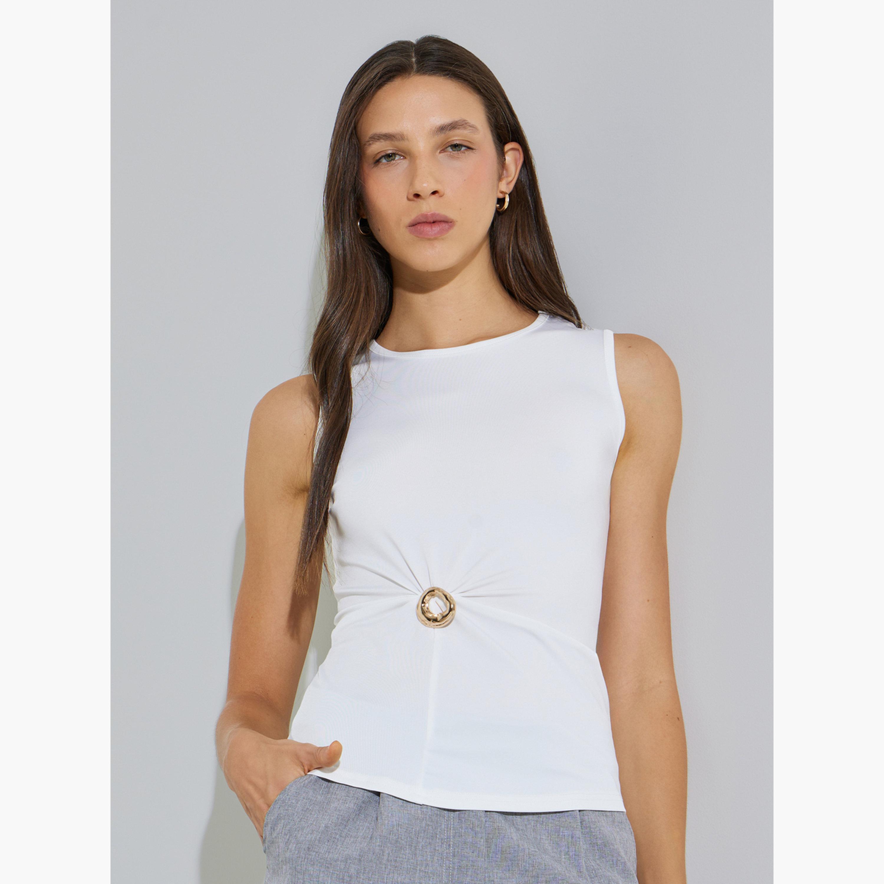 ستايلي - بلوزة بيضاء بدون أكمام محبوكة مزينة بقطعة معدنية-women-clothing-shirtsandblouses-blouses-image-1