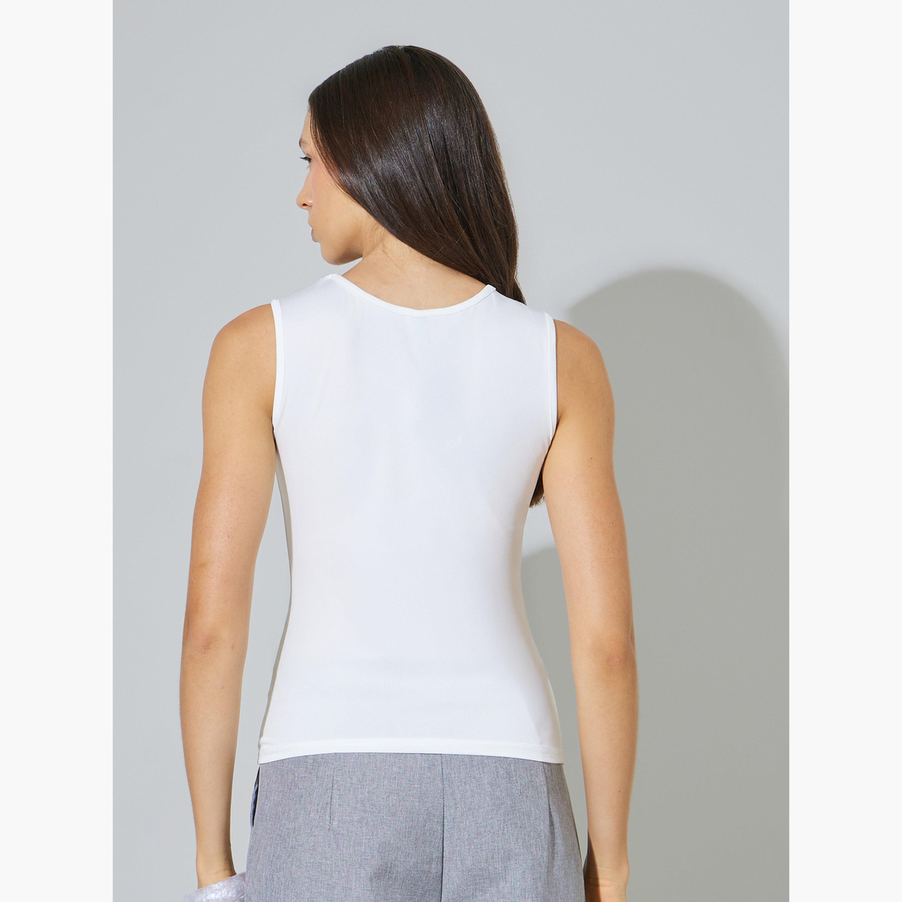 ستايلي - بلوزة بيضاء بدون أكمام محبوكة مزينة بقطعة معدنية-women-clothing-shirtsandblouses-blouses-image-3