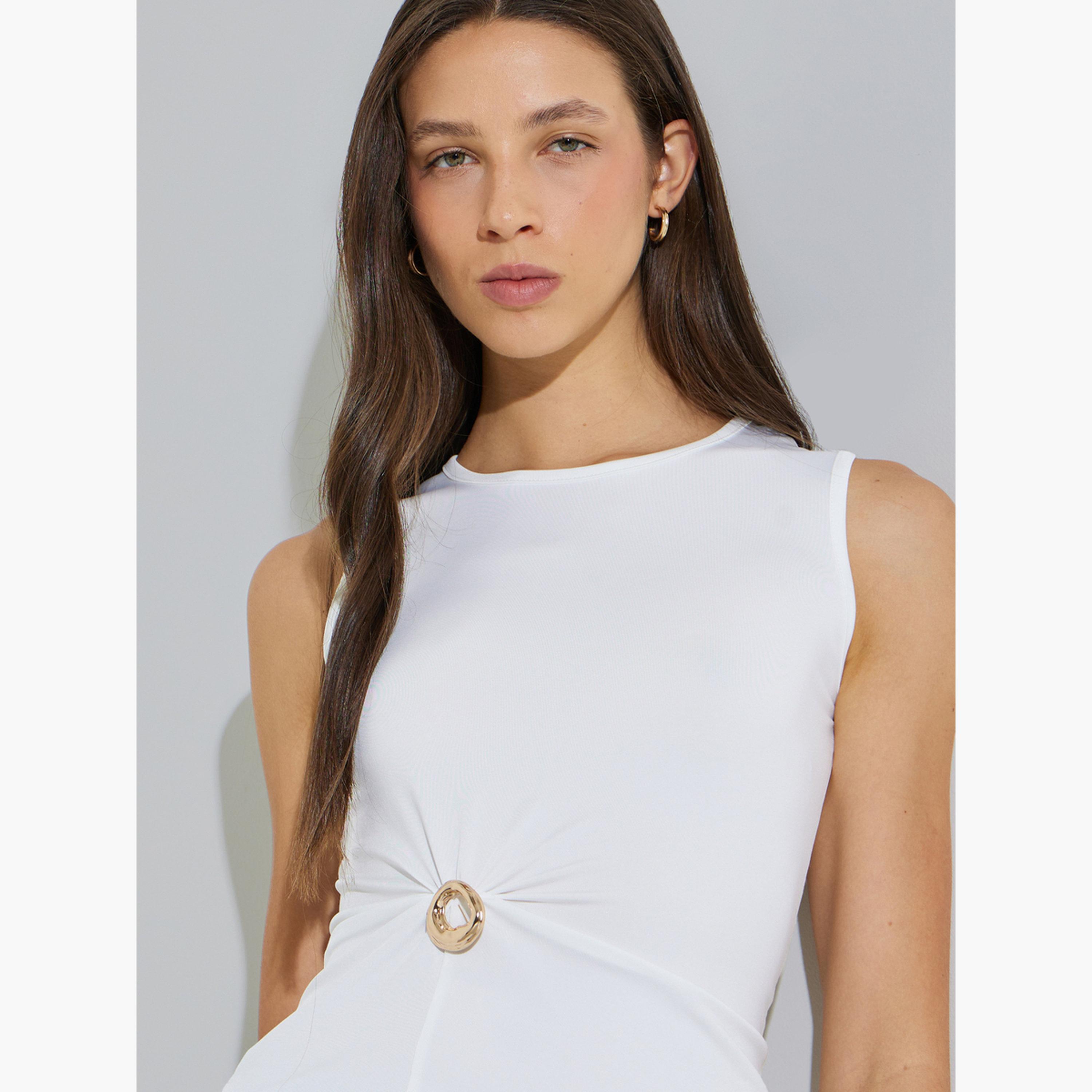 ستايلي - بلوزة بيضاء بدون أكمام محبوكة مزينة بقطعة معدنية-women-clothing-shirtsandblouses-blouses-image-5