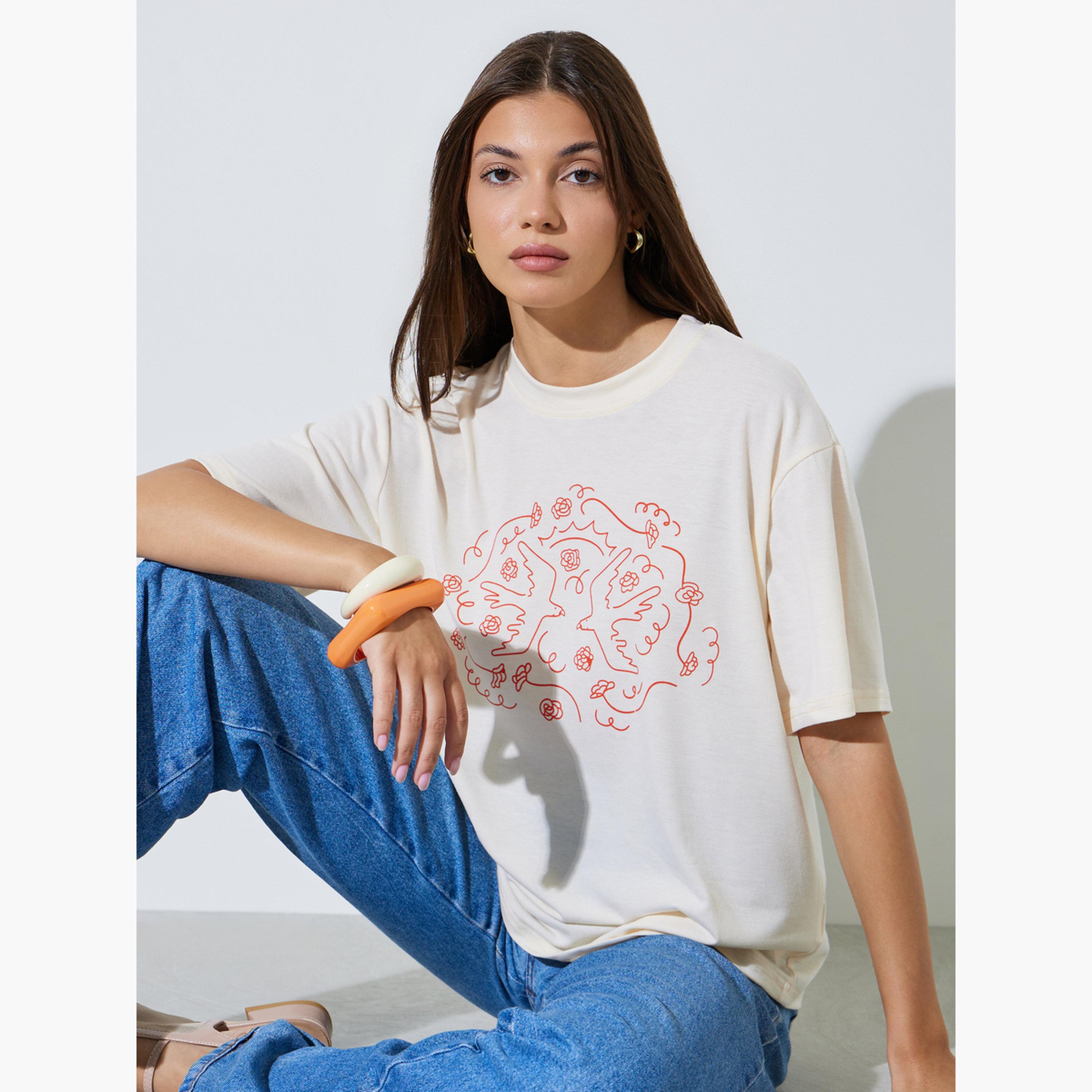 تيشيرت بياقة دائرية وطبعة غرافيك-women-clothing-tshirts-image-3