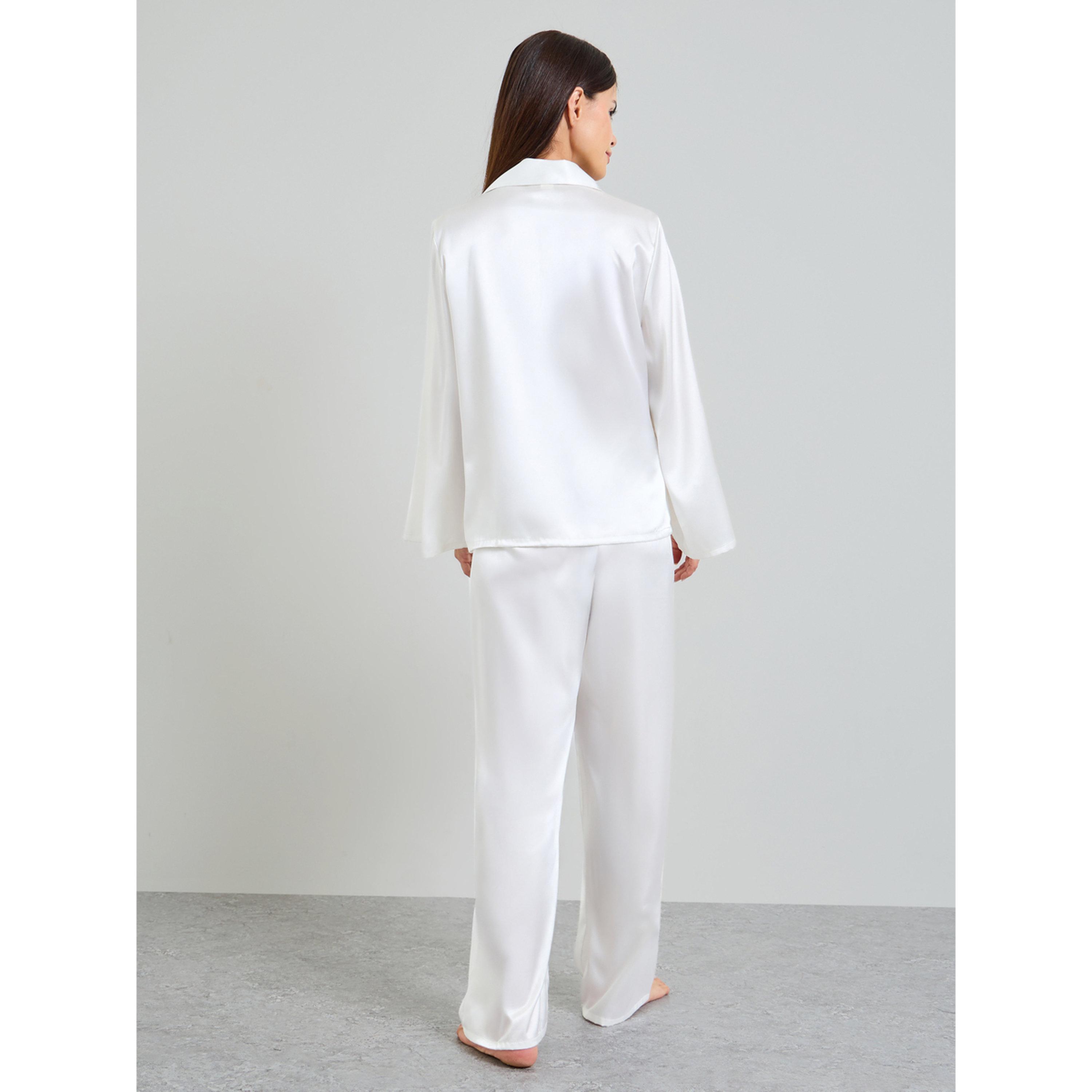 مجموعة من 3 قطع طقم بيجاما ساتان من بنطال وبلوزة وروب بتفاصيل دانتيل بلون أبيض-women-clothing-nightwear-pyjamas-longsets-image-7