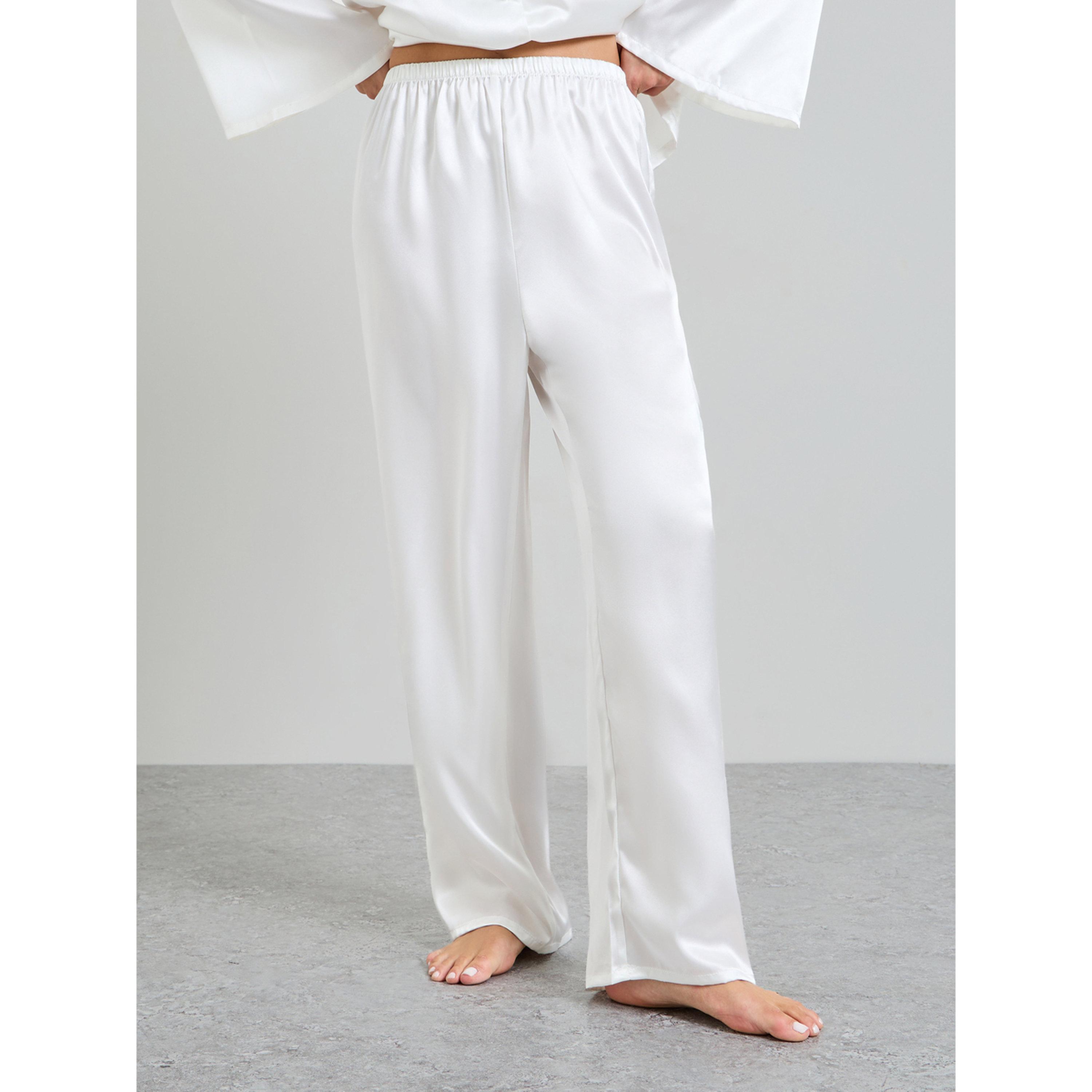 مجموعة من 3 قطع طقم بيجاما ساتان من بنطال وبلوزة وروب بتفاصيل دانتيل بلون أبيض-women-clothing-nightwear-pyjamas-longsets-image-8