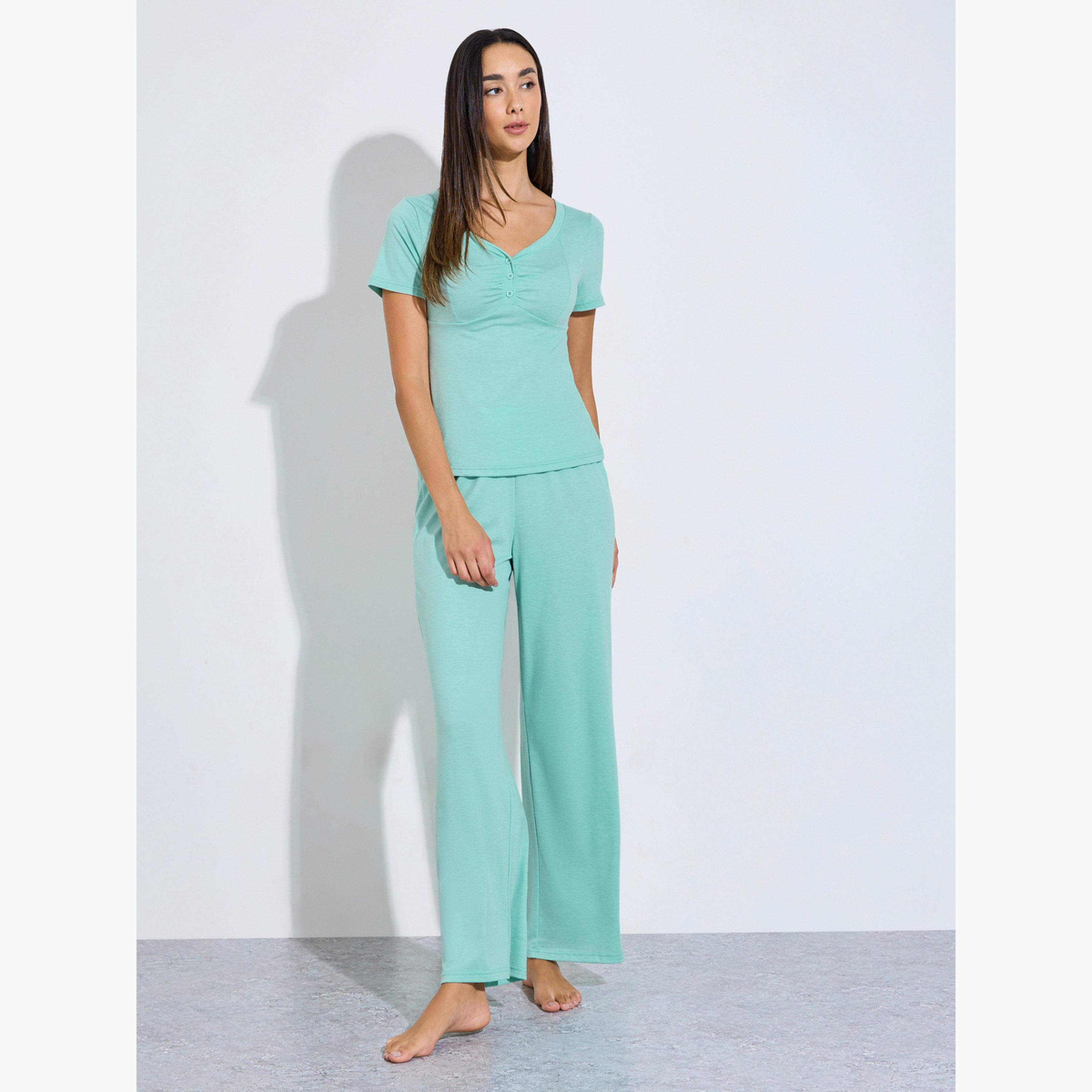ستايلي - طقم تي شيرت وبيجامة أخضر اللون بتفاصيل أزرار مكشكشة-women-clothing-nightwear-pyjamas-longsets-image-1