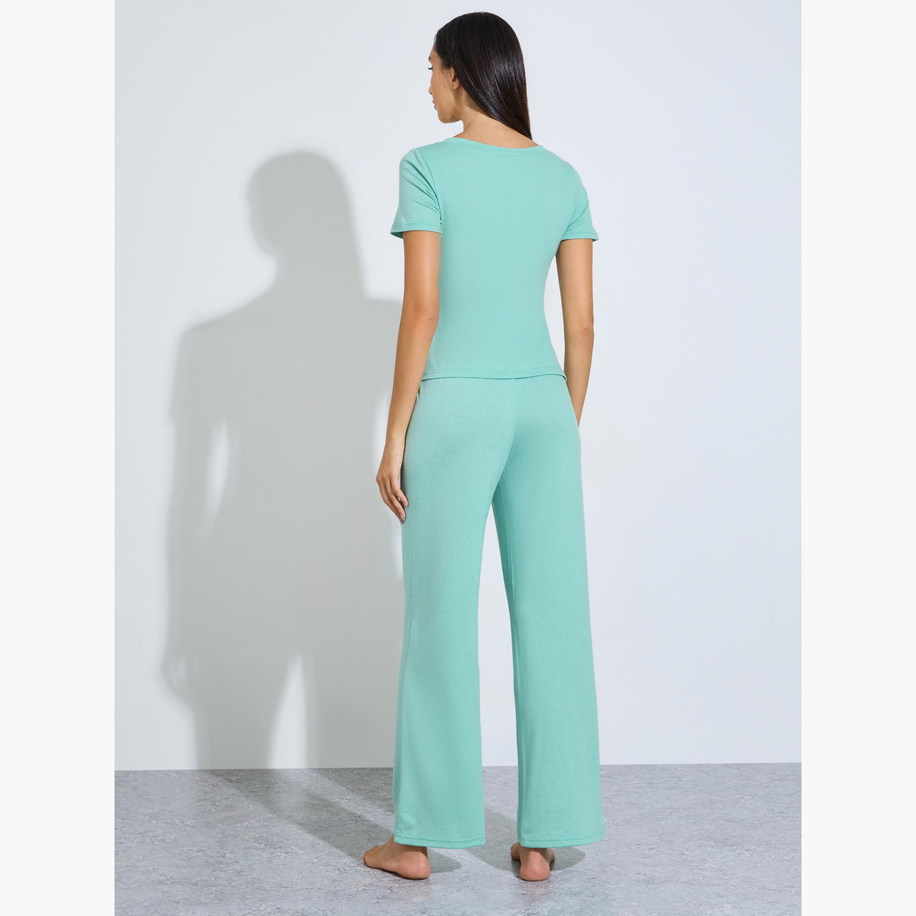 ستايلي - طقم تي شيرت وبيجامة أخضر اللون بتفاصيل أزرار مكشكشة-women-clothing-nightwear-pyjamas-longsets-image-3