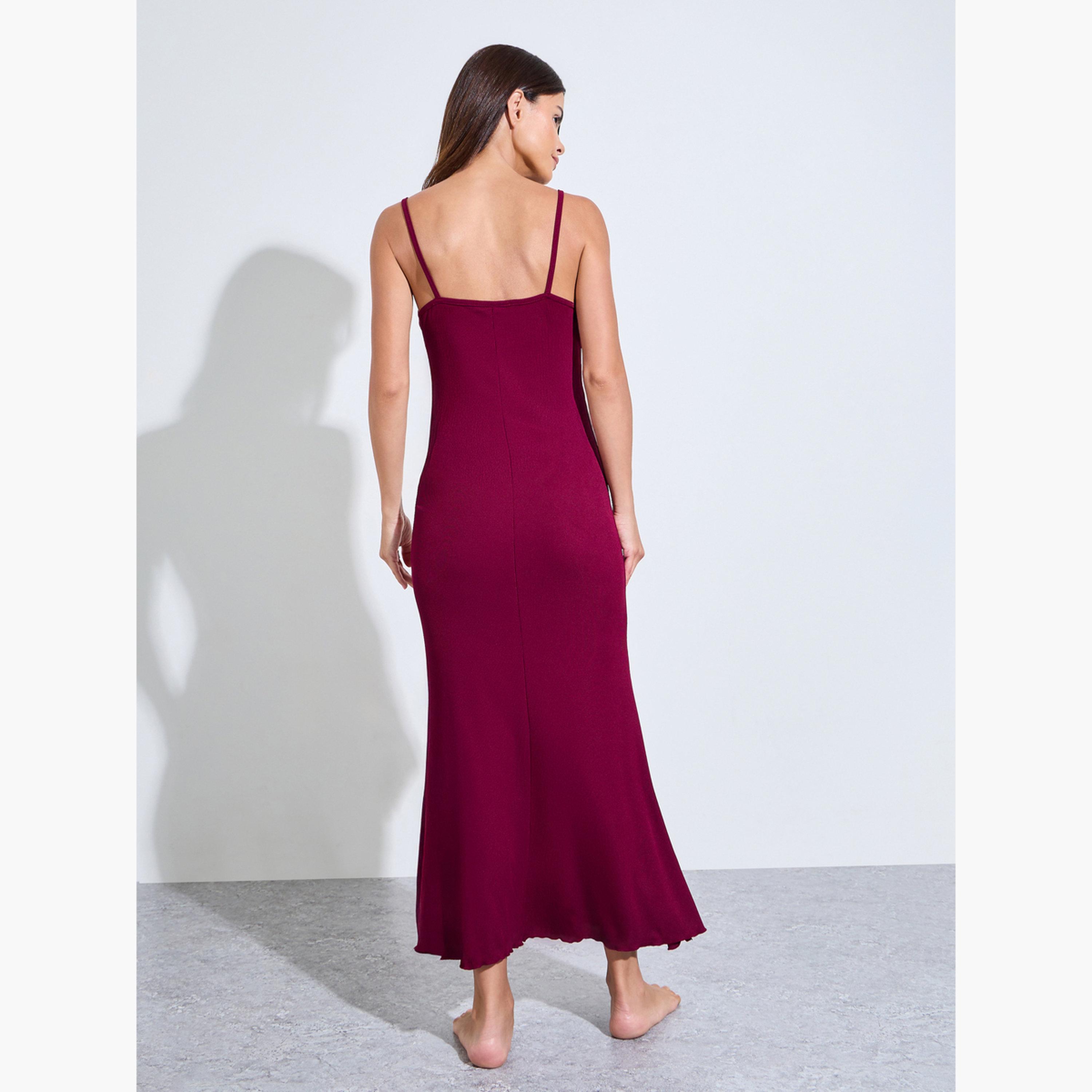 ستايلي - فستان داخلي قصير مزين بتفاصيل دانتيل مضلع باللون البرغندي وحافة مموجة-women-clothing-nightwear-nighties-image-3