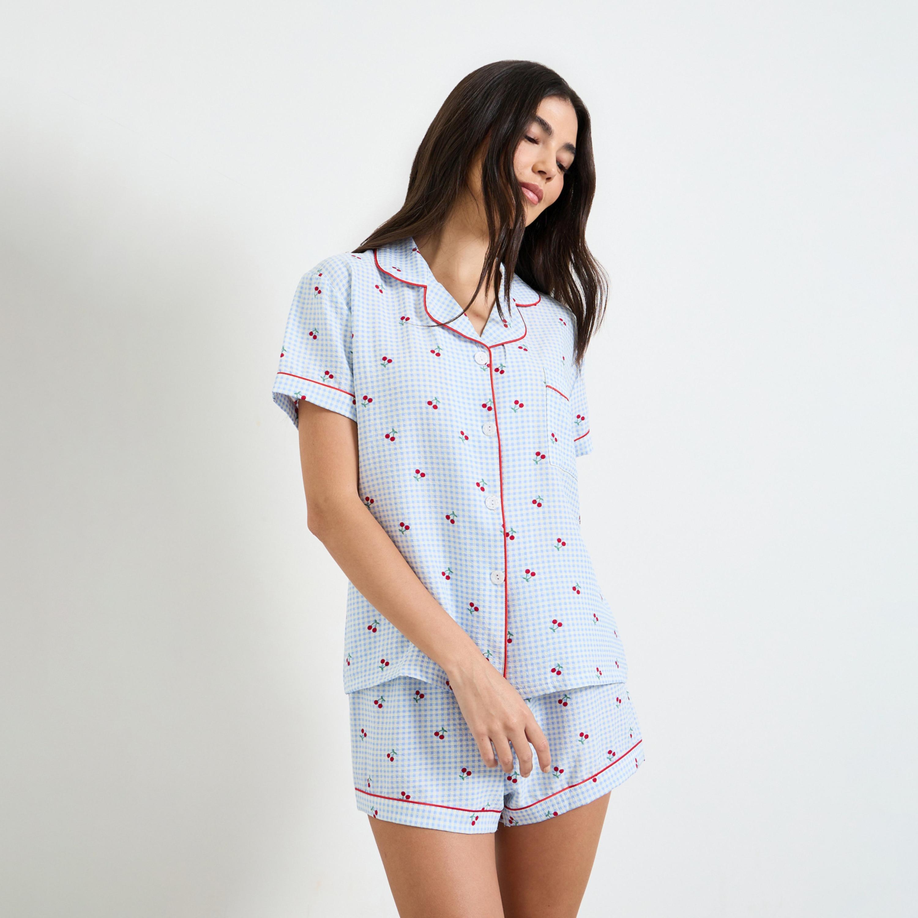 ستايلي - طقم قميص وشورت بنقشة مربعات زرقاء وجيب مزين بحواف بلون الكرز-women-clothing-nightwear-pyjamas-shortsets-image-1