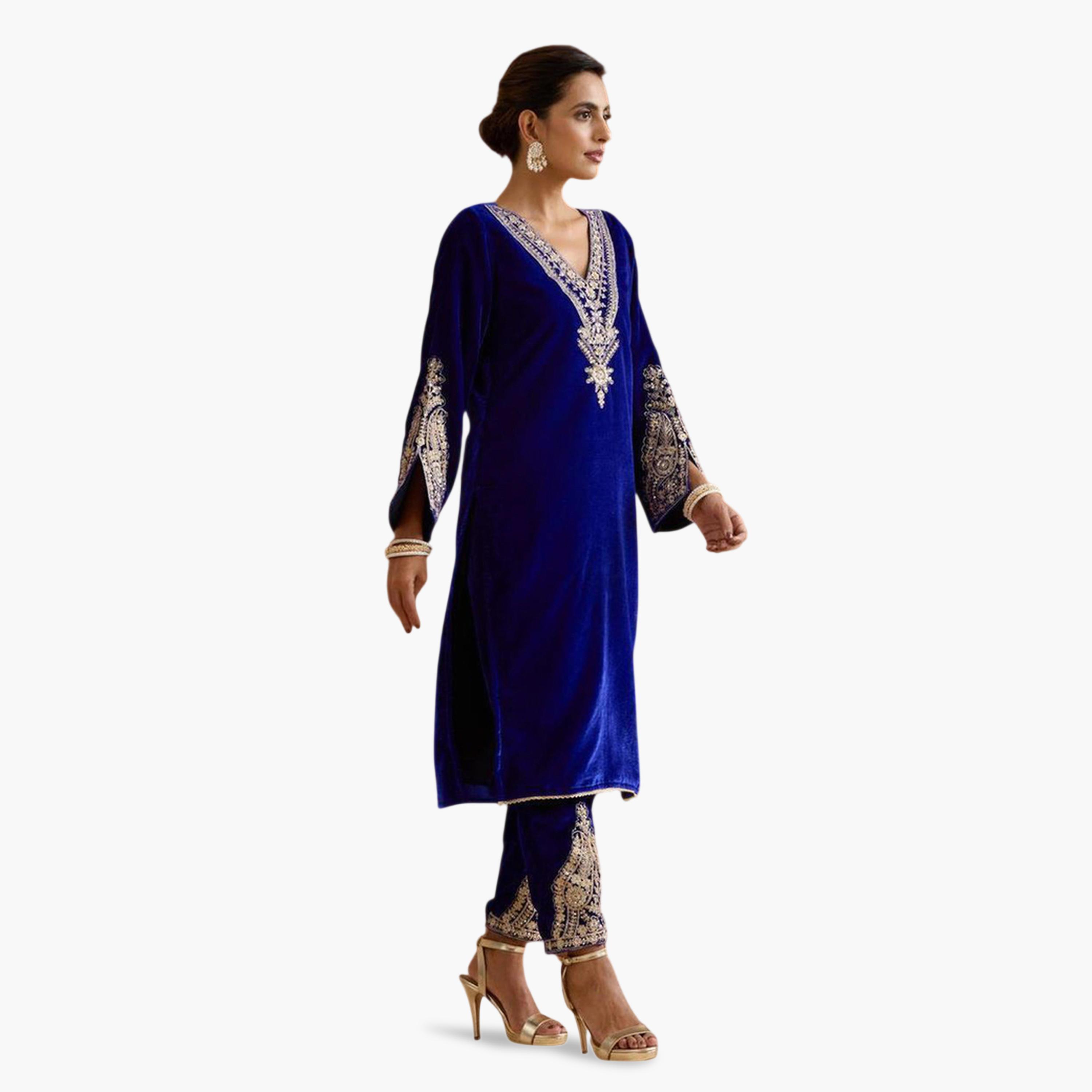 طقم كورتا وبنطال أزرق بقصة مستقيمة من المخمل المطرز بالترتر-women-clothing-ethnicwear-kurtasets-image-2