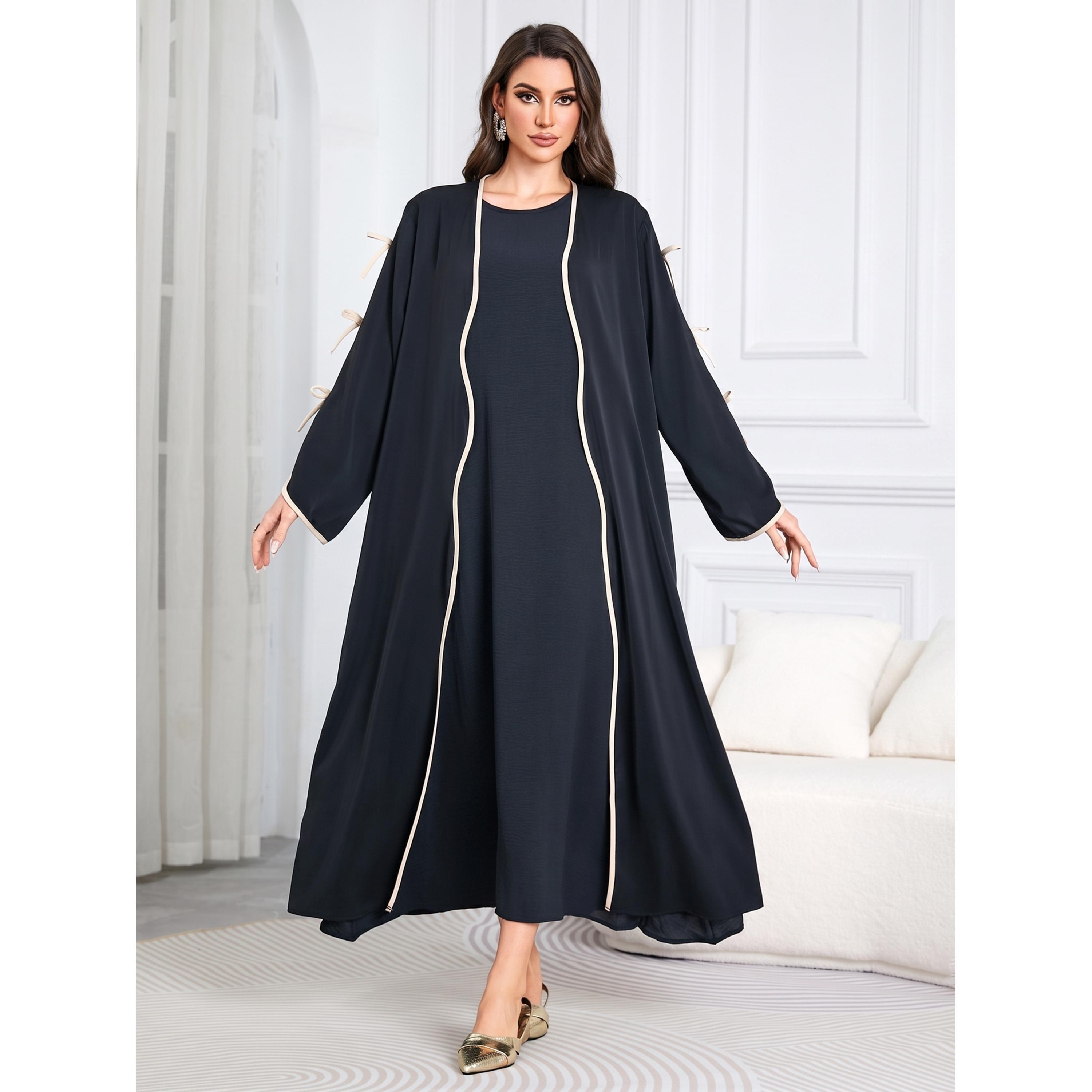 عباية مفتوحة من الأمام بتفاصيل فيونكة وحواف متباينة لون أسود-women-arabicclothing-abayas-image-1