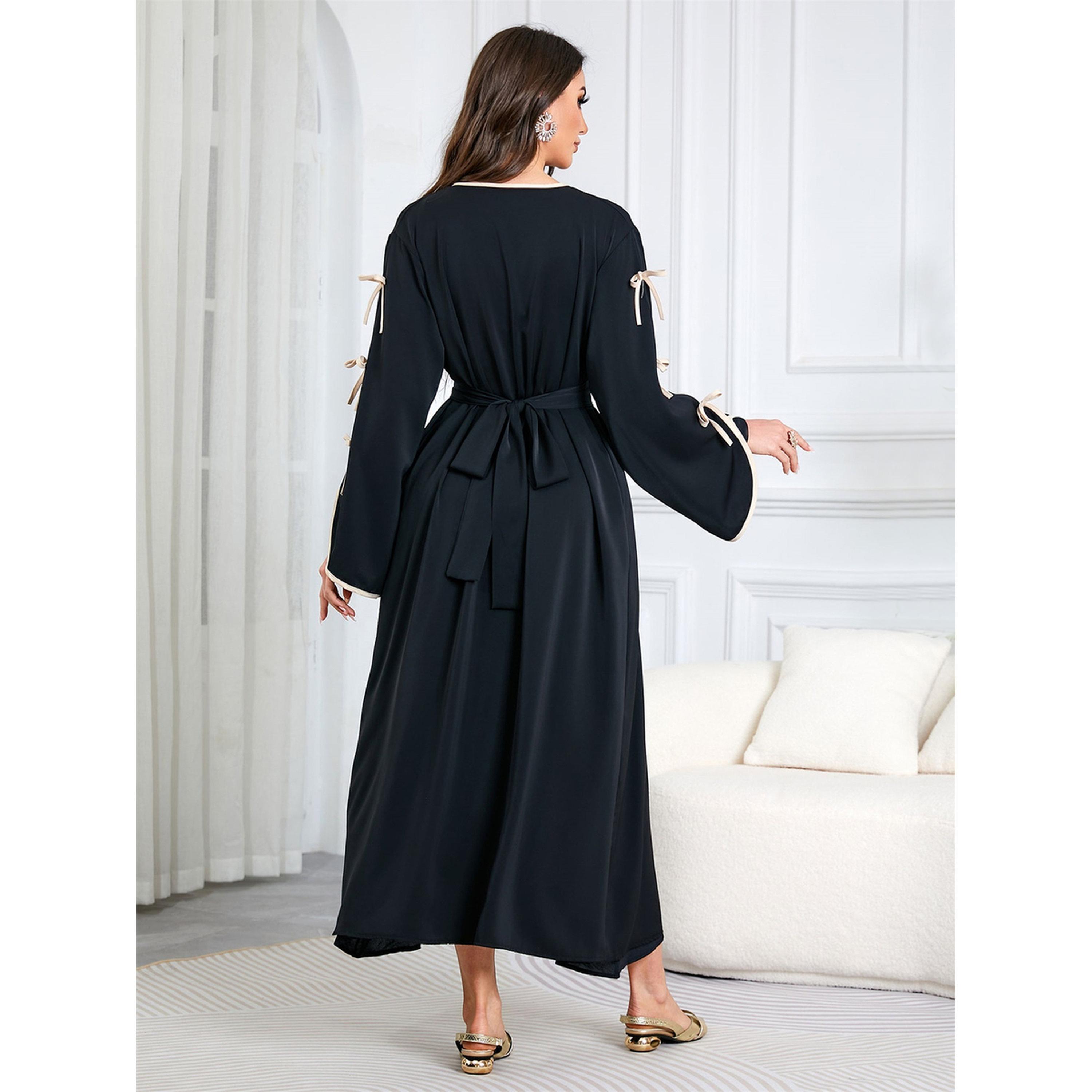 عباية مفتوحة من الأمام بتفاصيل فيونكة وحواف متباينة لون أسود-women-arabicclothing-abayas-image-2