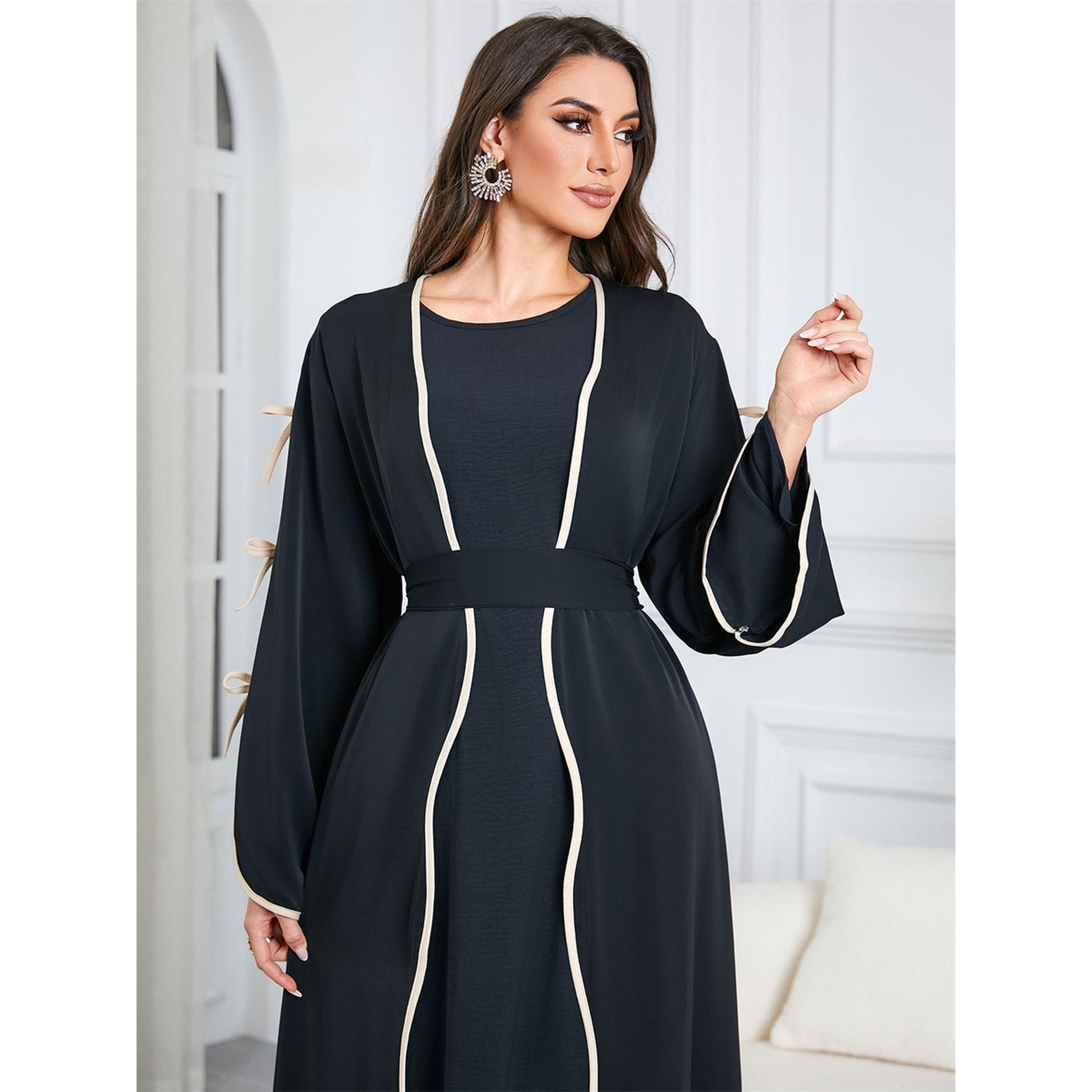 عباية مفتوحة من الأمام بتفاصيل فيونكة وحواف متباينة لون أسود-women-arabicclothing-abayas-image-6
