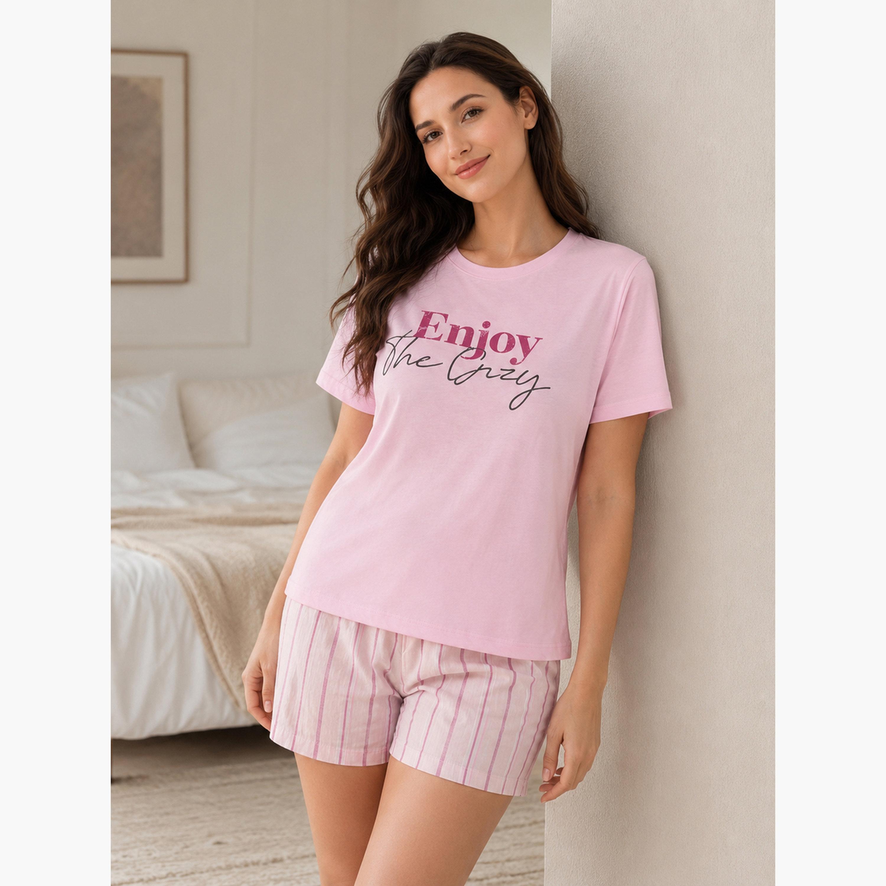 مجموعة من شورت مخطط وتيشيرت بطبعة شعار-women-clothing-nightwear-pyjamas-shortsets-image-2