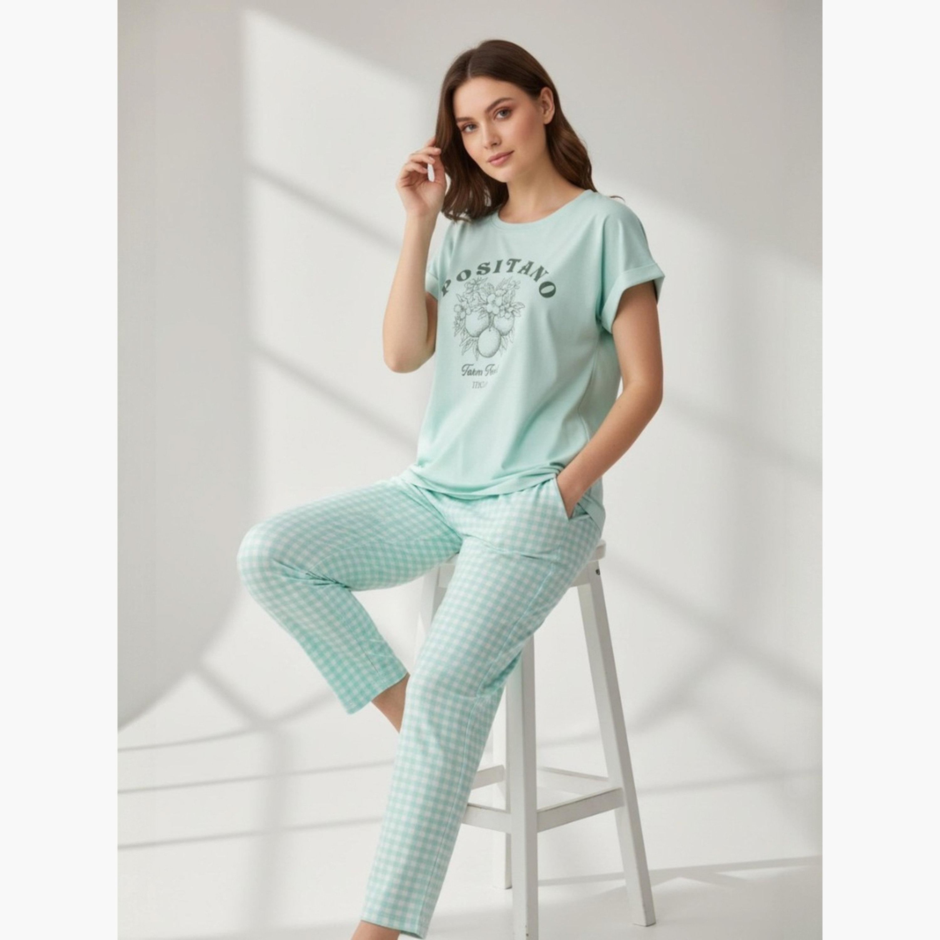 طقم بيجاما من بنطال كاروهات وتيشيرت بطبعة جرافيك-women-clothing-nightwear-pyjamas-longsets-image-4