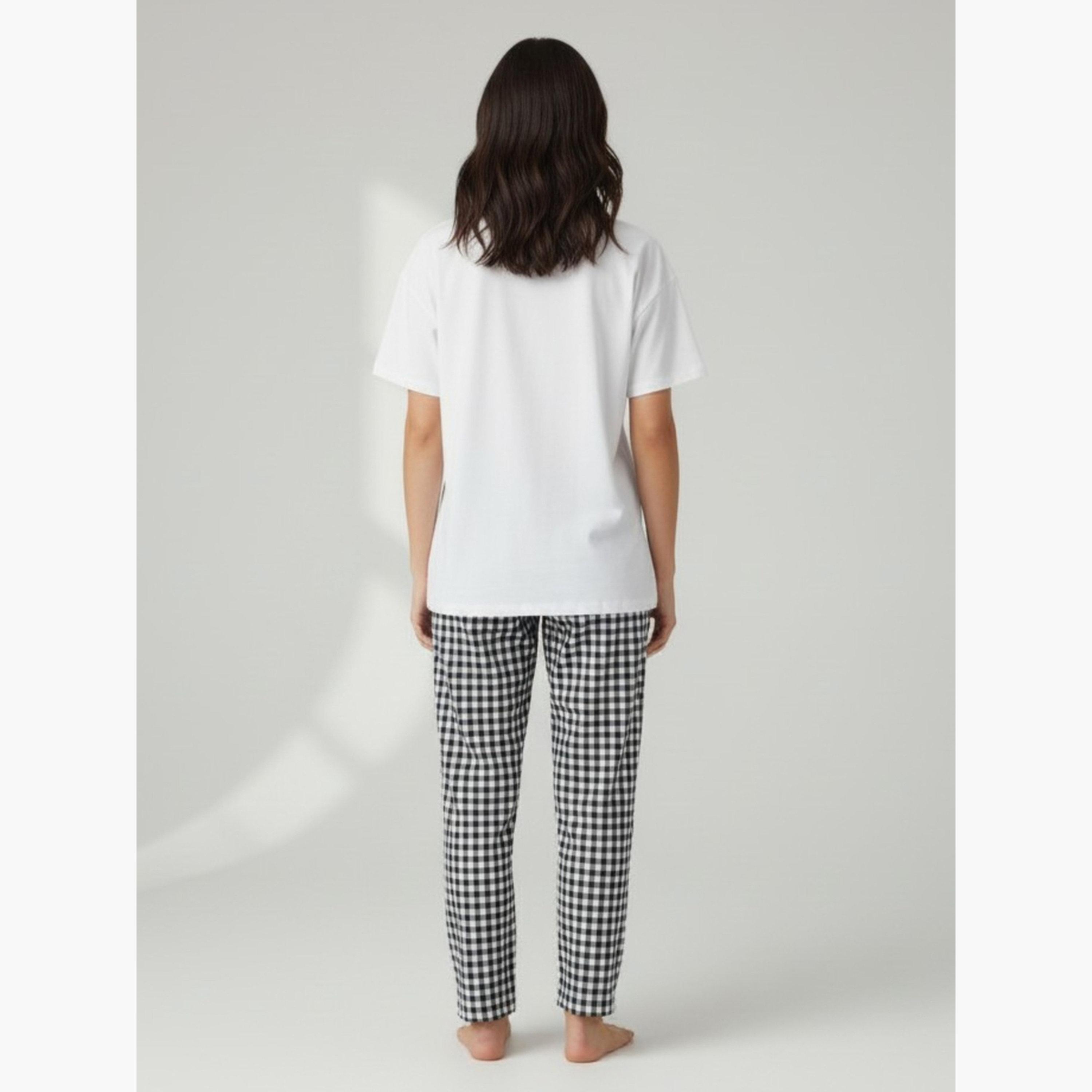 طقم بيجاما من بنطال كاروهات وتيشيرت بطبعة كتابة-women-clothing-nightwear-pyjamas-longsets-image-6