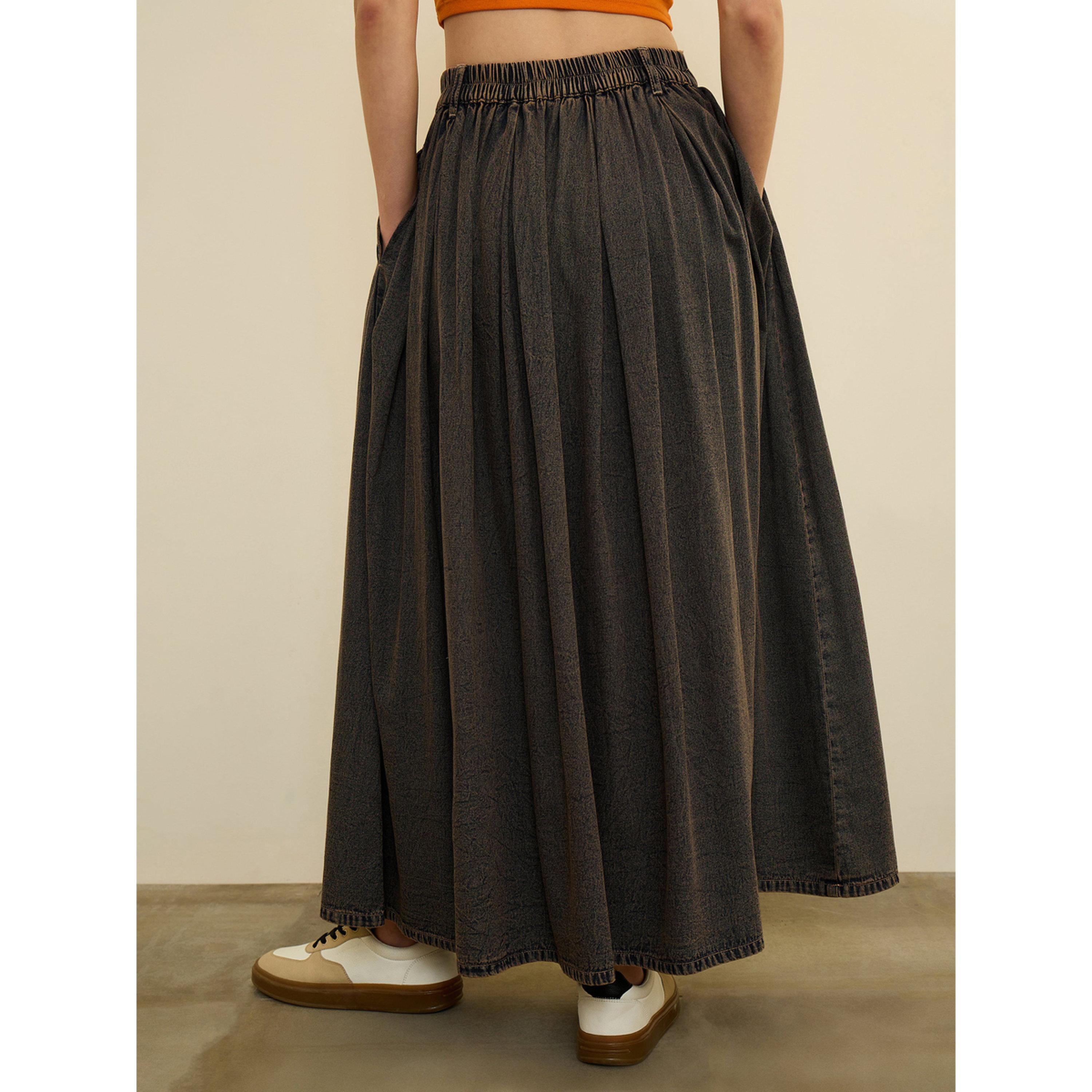 تنورة دنيم طويلة بكسرات صندوقية وتأثير مغسول لون أسود-women-clothing-skirts-image-5