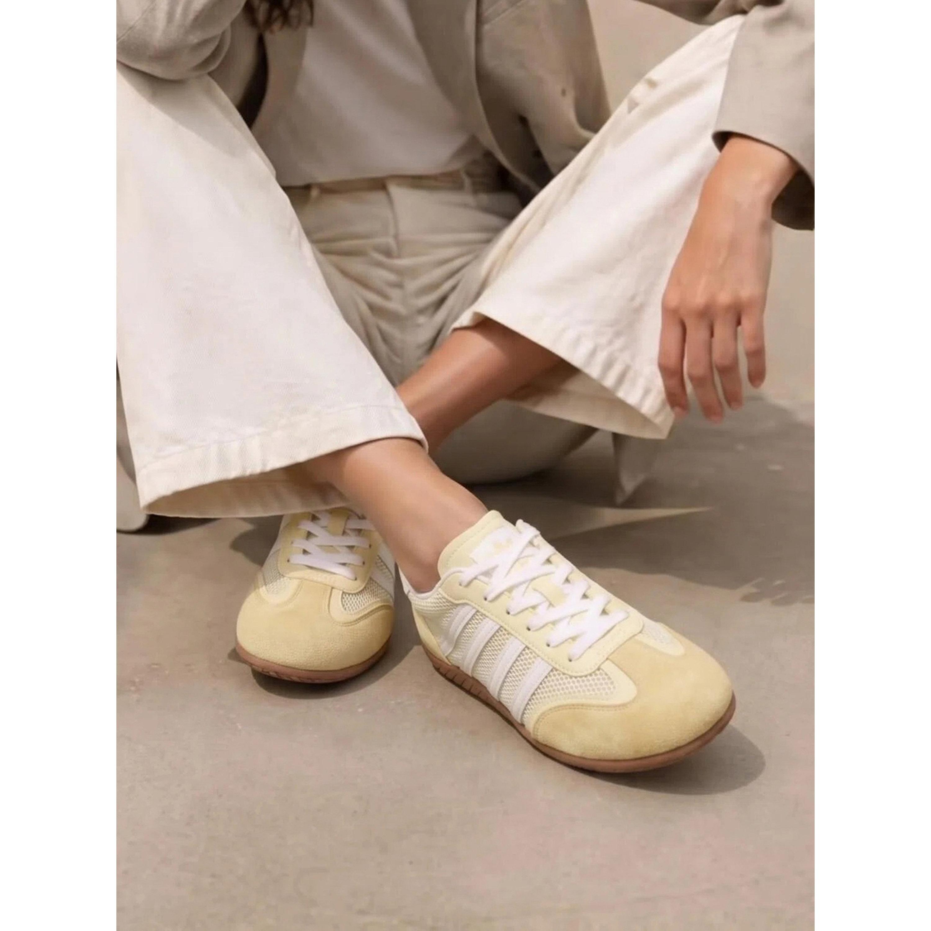 حذاء سنيكرز رياضي بتفاصيل شبك و4 أشرطة باللون الأصفر-women-shoes-sneakers-image-2