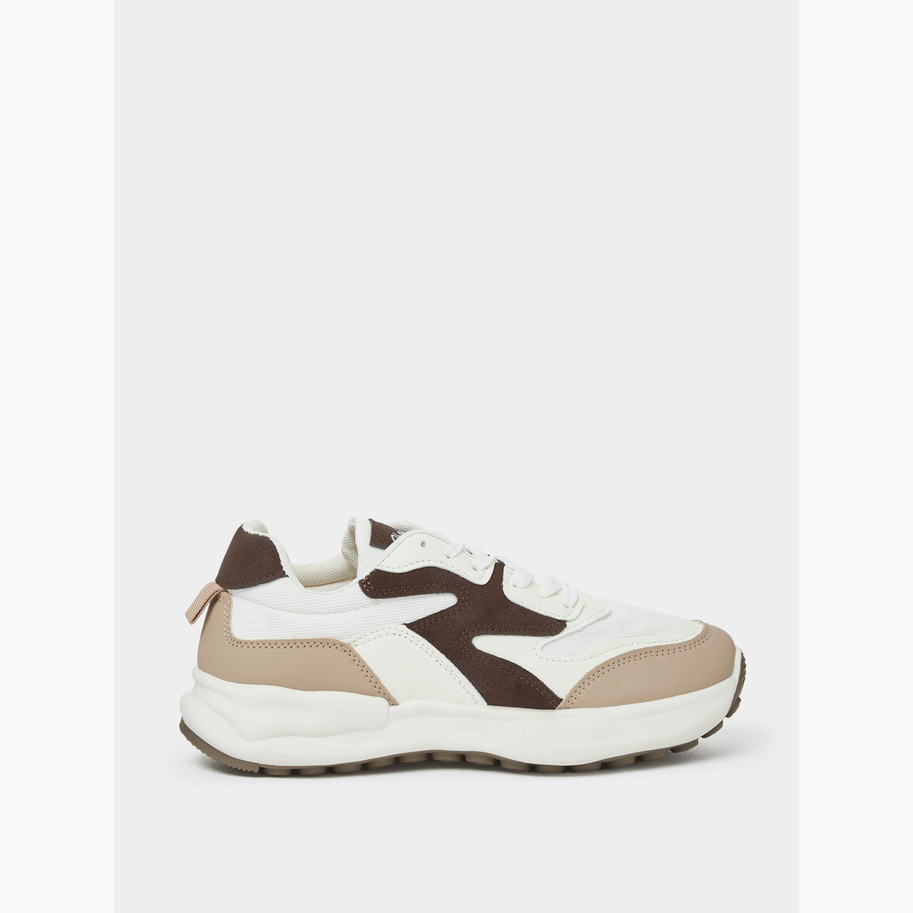ستايلي - حذاء رياضي برباط بلون بيج متباين-women-shoes-sneakers-image-2