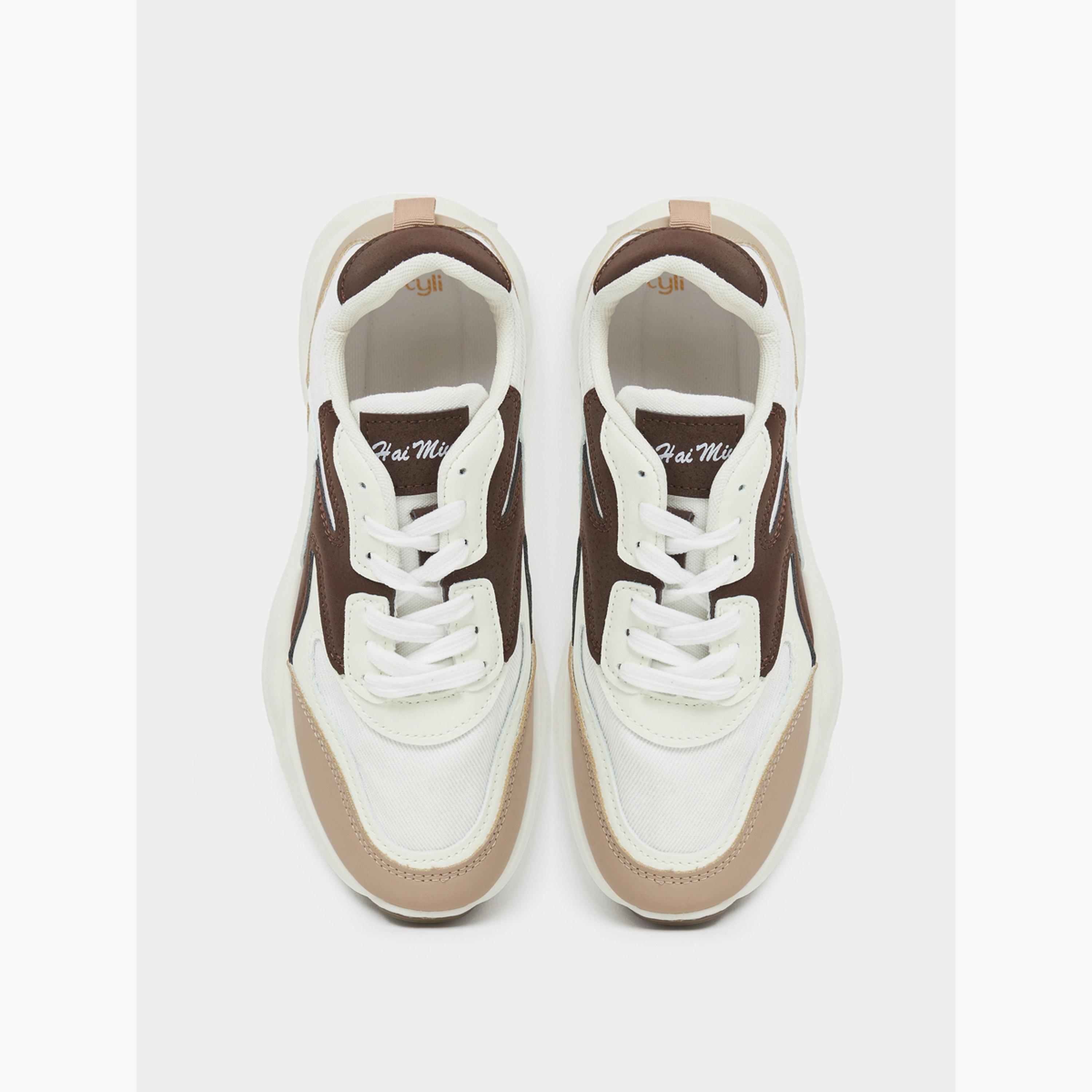 ستايلي - حذاء رياضي برباط بلون بيج متباين-women-shoes-sneakers-image-3