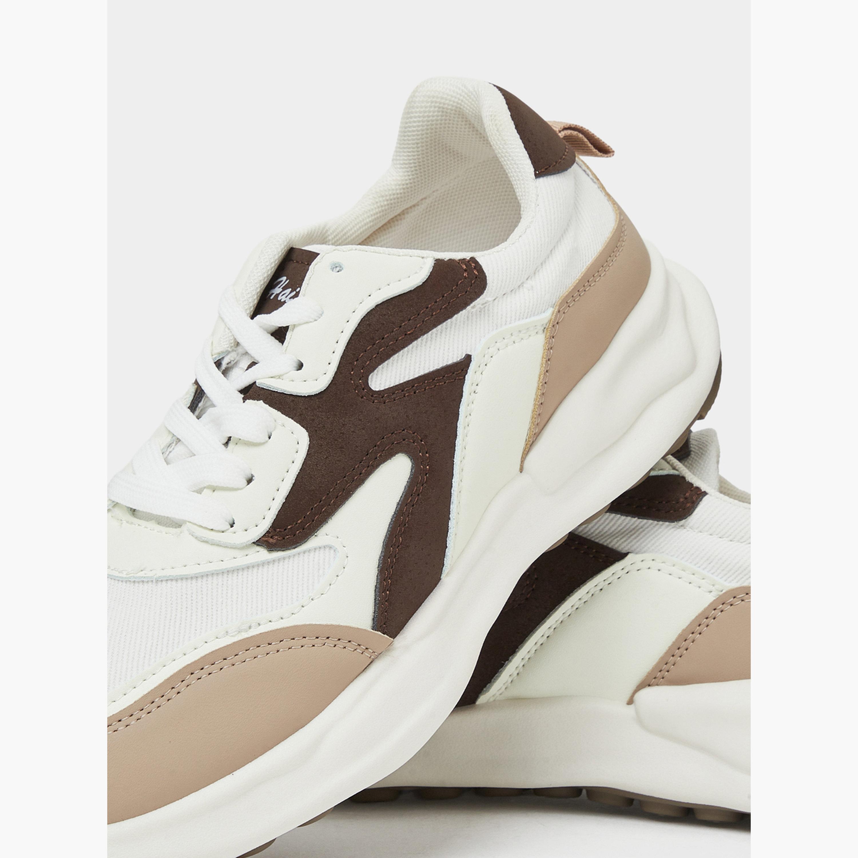 ستايلي - حذاء رياضي برباط بلون بيج متباين-women-shoes-sneakers-image-4