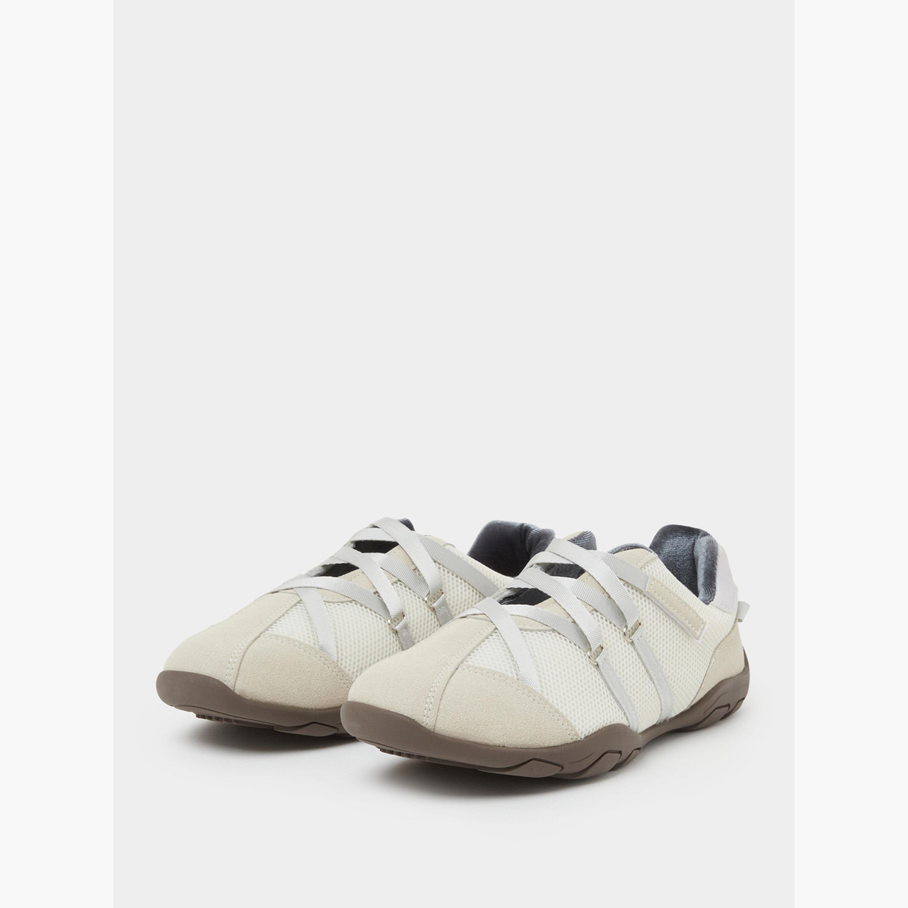 ستايلي - حذاء رياضي بلون كريمي، مزود بلوحة شبكية وتفاصيل فيلكرو.-women-shoes-sneakers-image-1