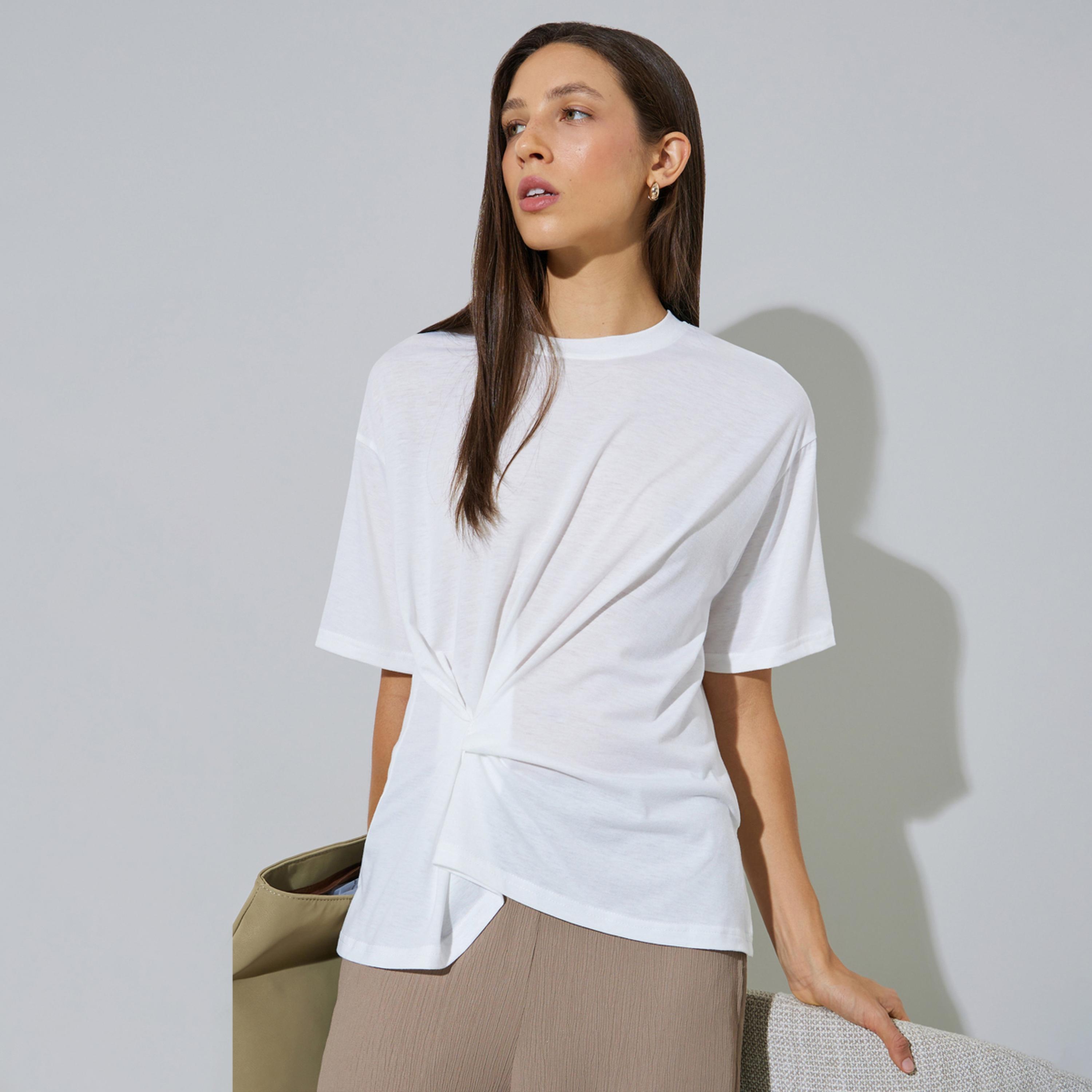 تيشيرت بقصة عادية وثنيات جانبية سادة-women-clothing-tshirts-image-1