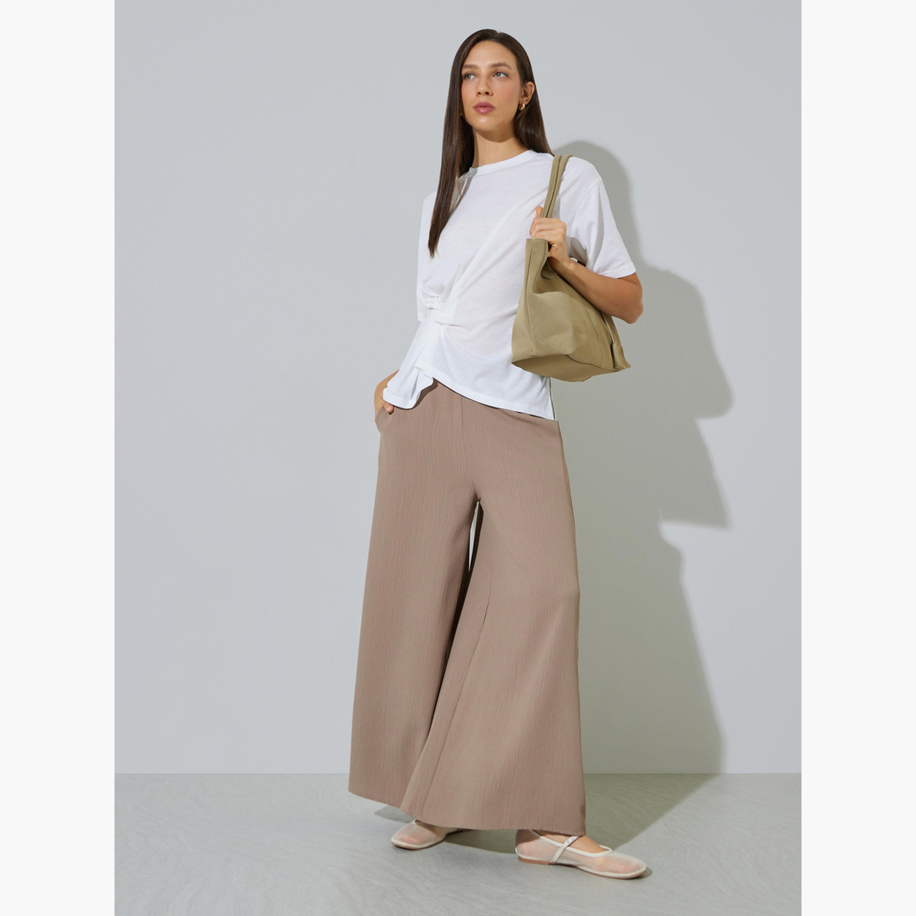 تيشيرت بقصة عادية وثنيات جانبية سادة-women-clothing-tshirts-image-2