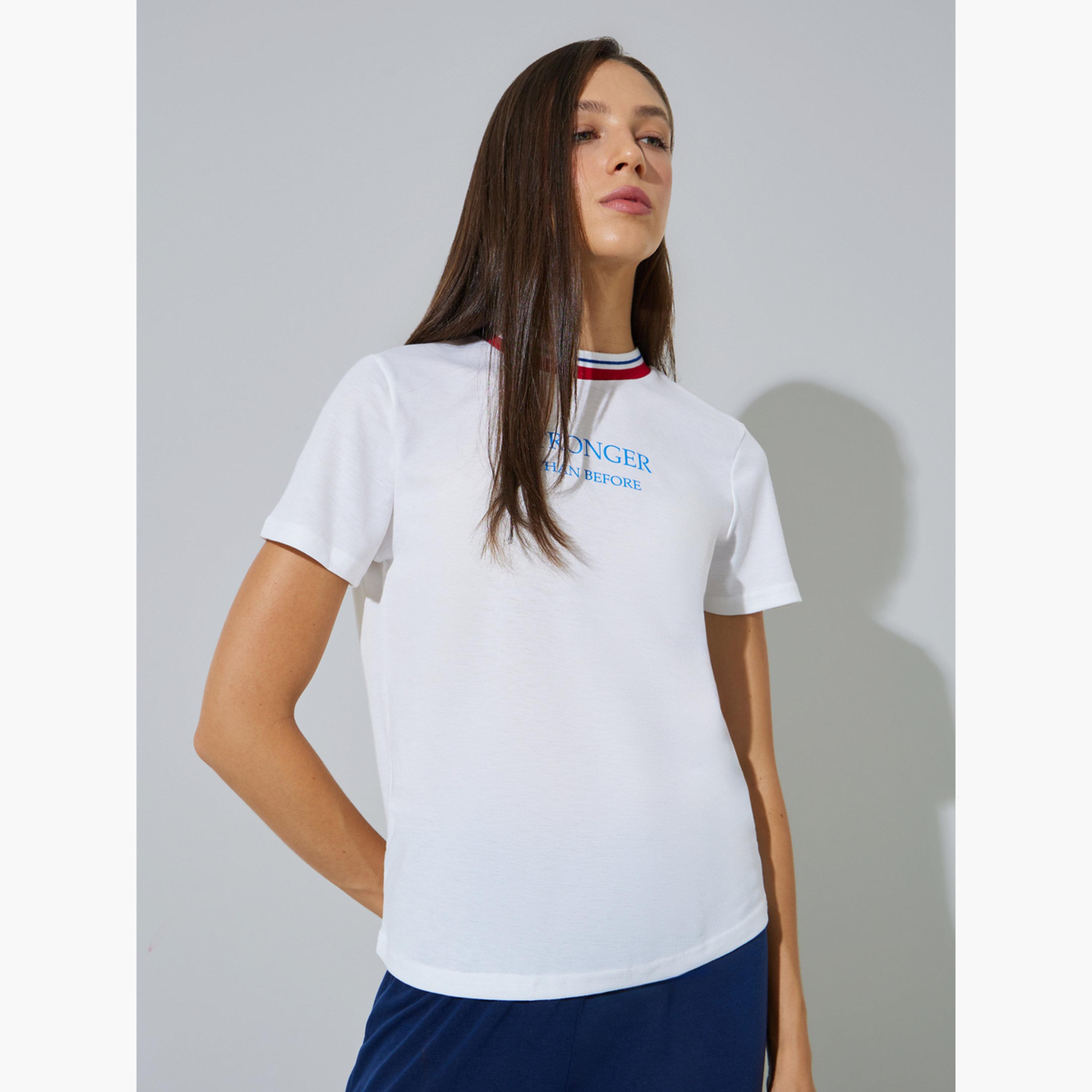 تيشيرت بقصة عادية وطبعة شعار-women-clothing-tshirts-image-1