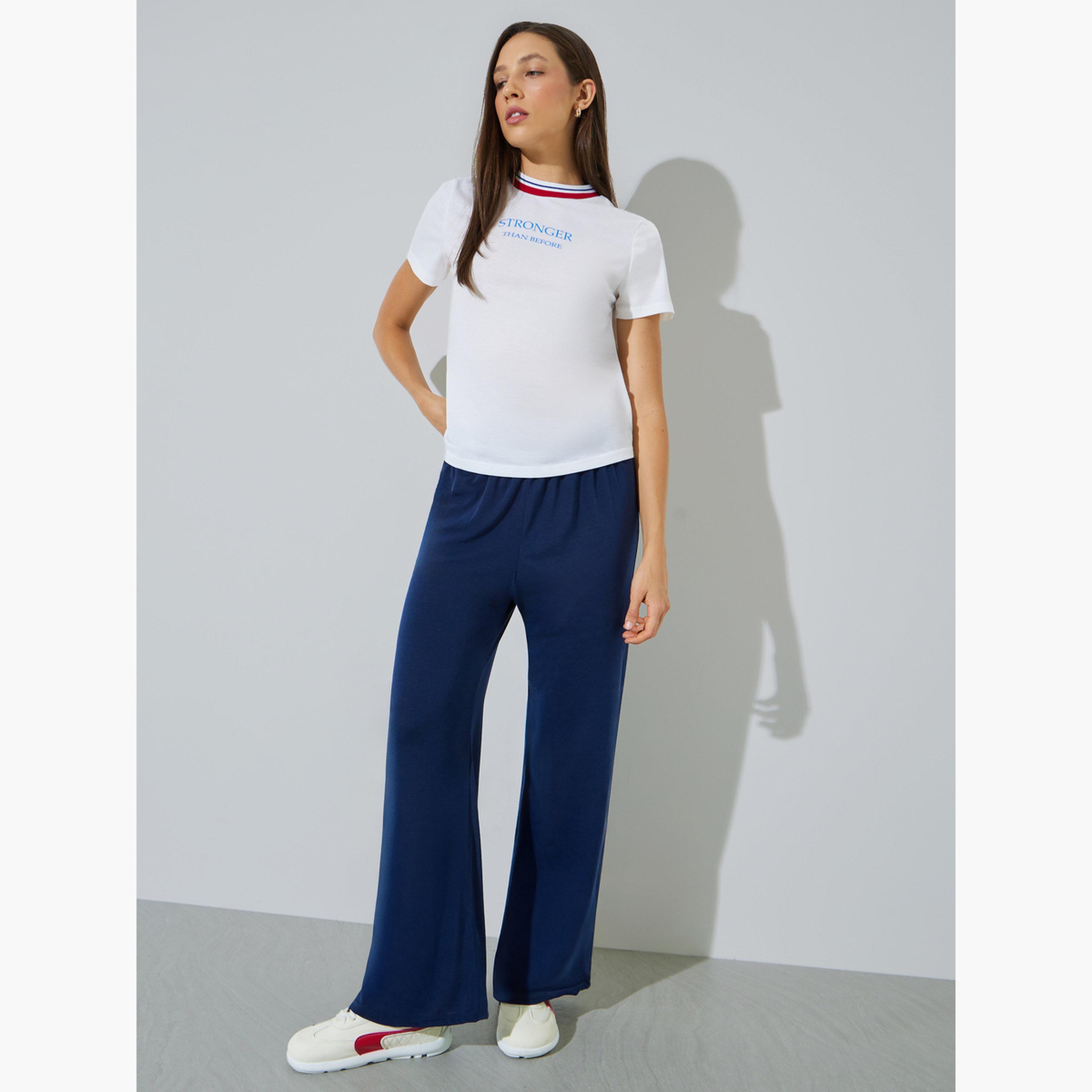 تيشيرت بقصة عادية وطبعة شعار-women-clothing-tshirts-image-2