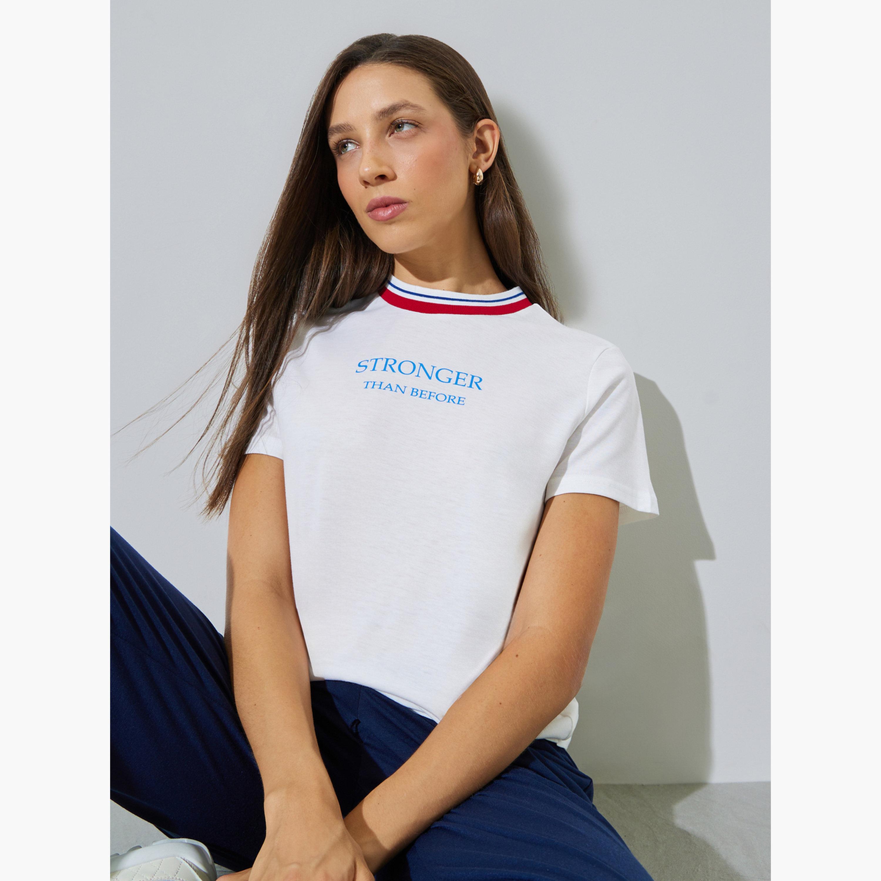 تيشيرت بقصة عادية وطبعة شعار-women-clothing-tshirts-image-3