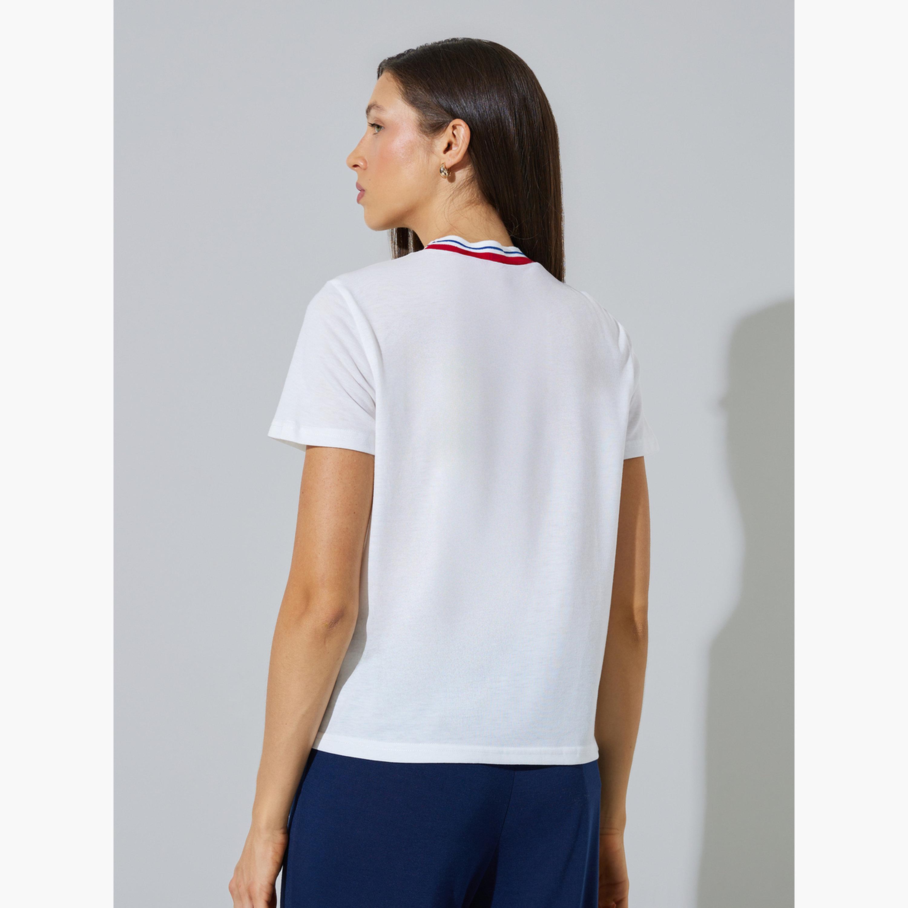 تيشيرت بقصة عادية وطبعة شعار-women-clothing-tshirts-image-4