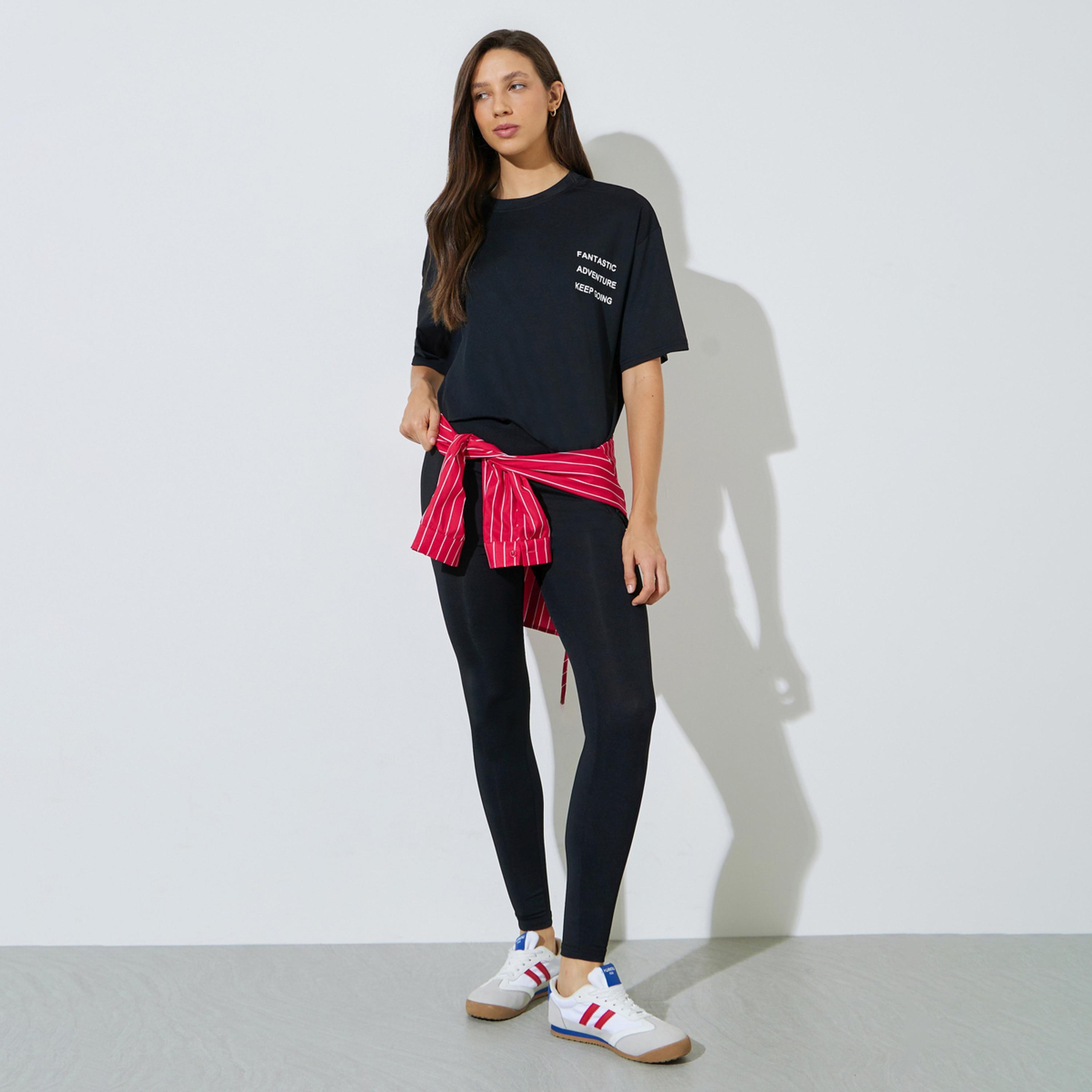 طقم منسق من ليقنز وتيشيرت واسع بطبعة شعار-women-clothing-coordsets-image-1