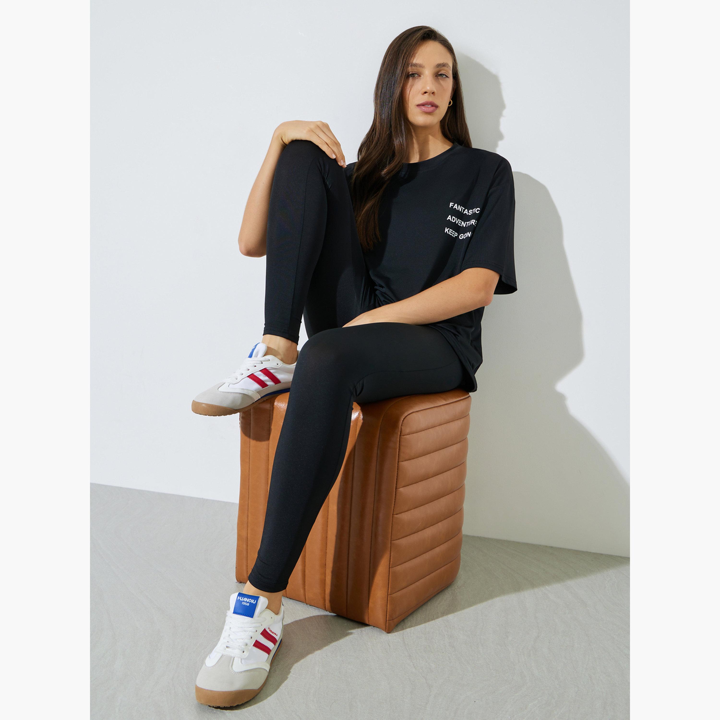 طقم منسق من ليقنز وتيشيرت واسع بطبعة شعار-women-clothing-coordsets-image-2