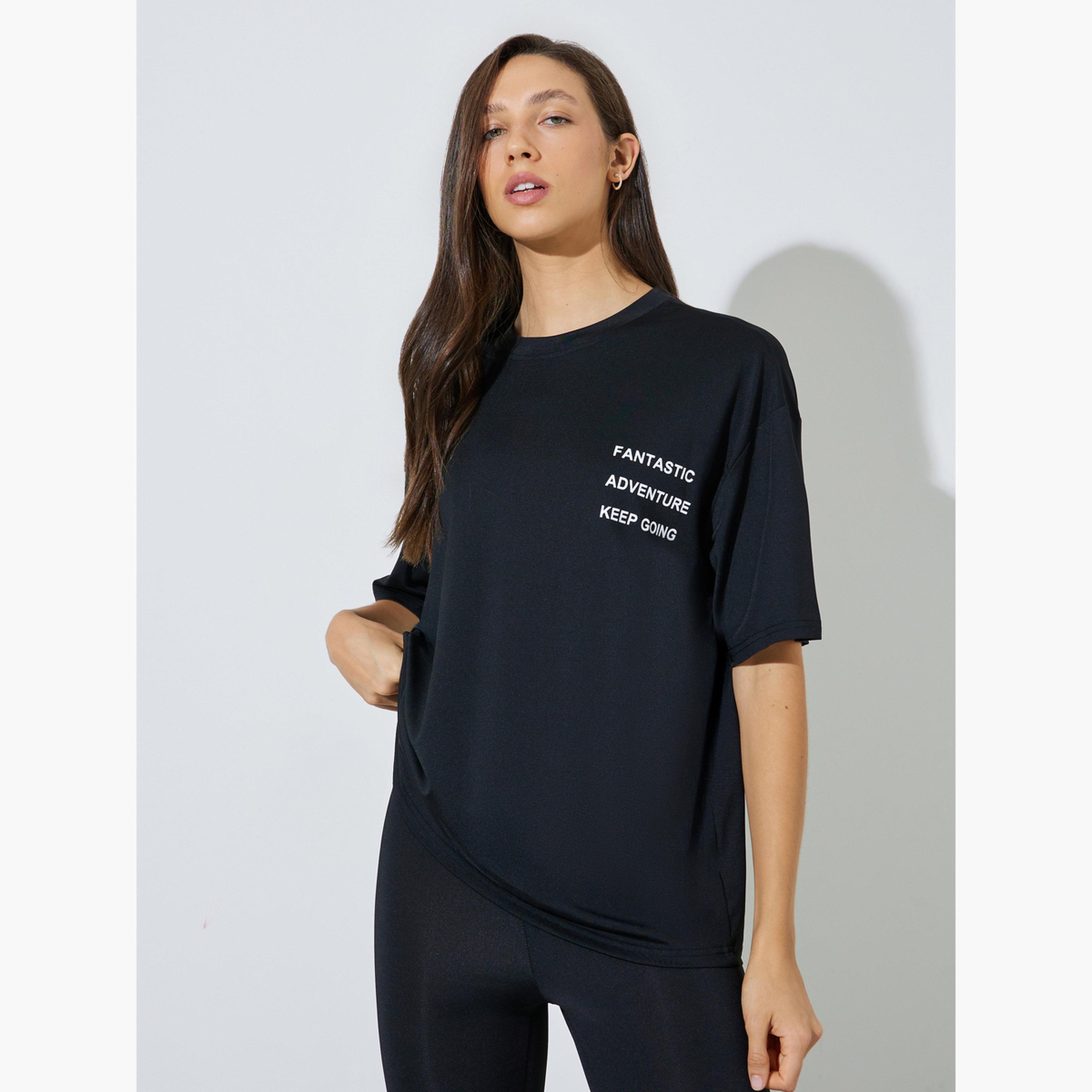 طقم منسق من ليقنز وتيشيرت واسع بطبعة شعار-women-clothing-coordsets-image-3