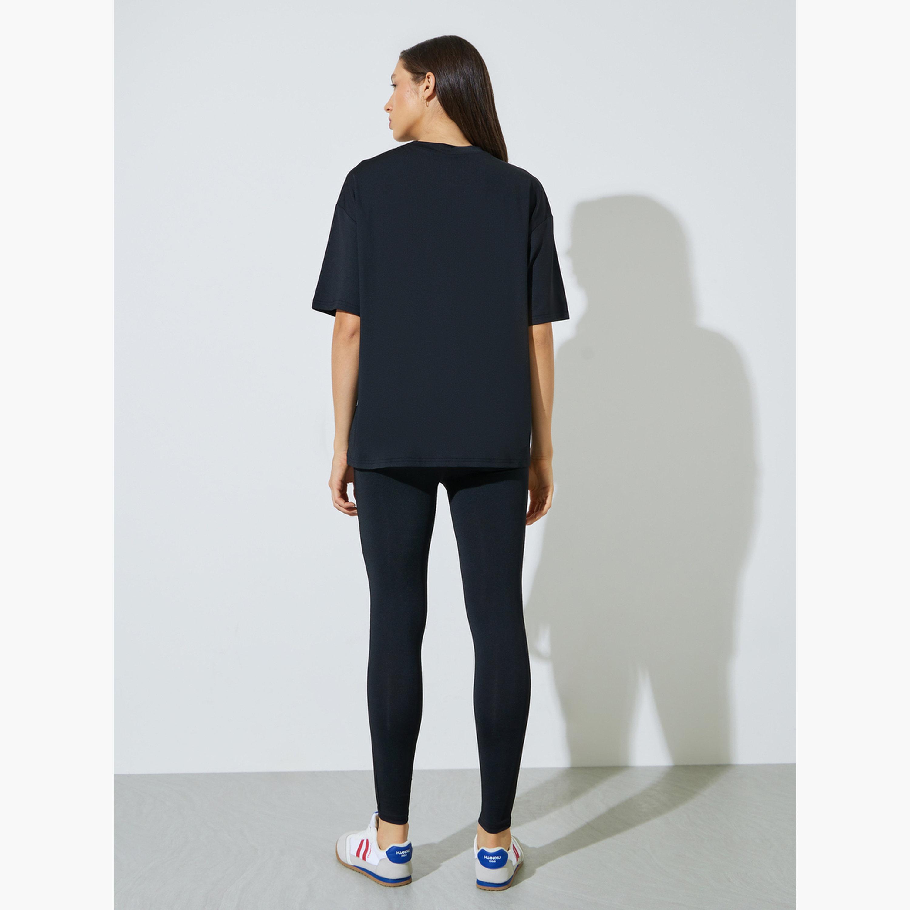 طقم منسق من ليقنز وتيشيرت واسع بطبعة شعار-women-clothing-coordsets-image-4