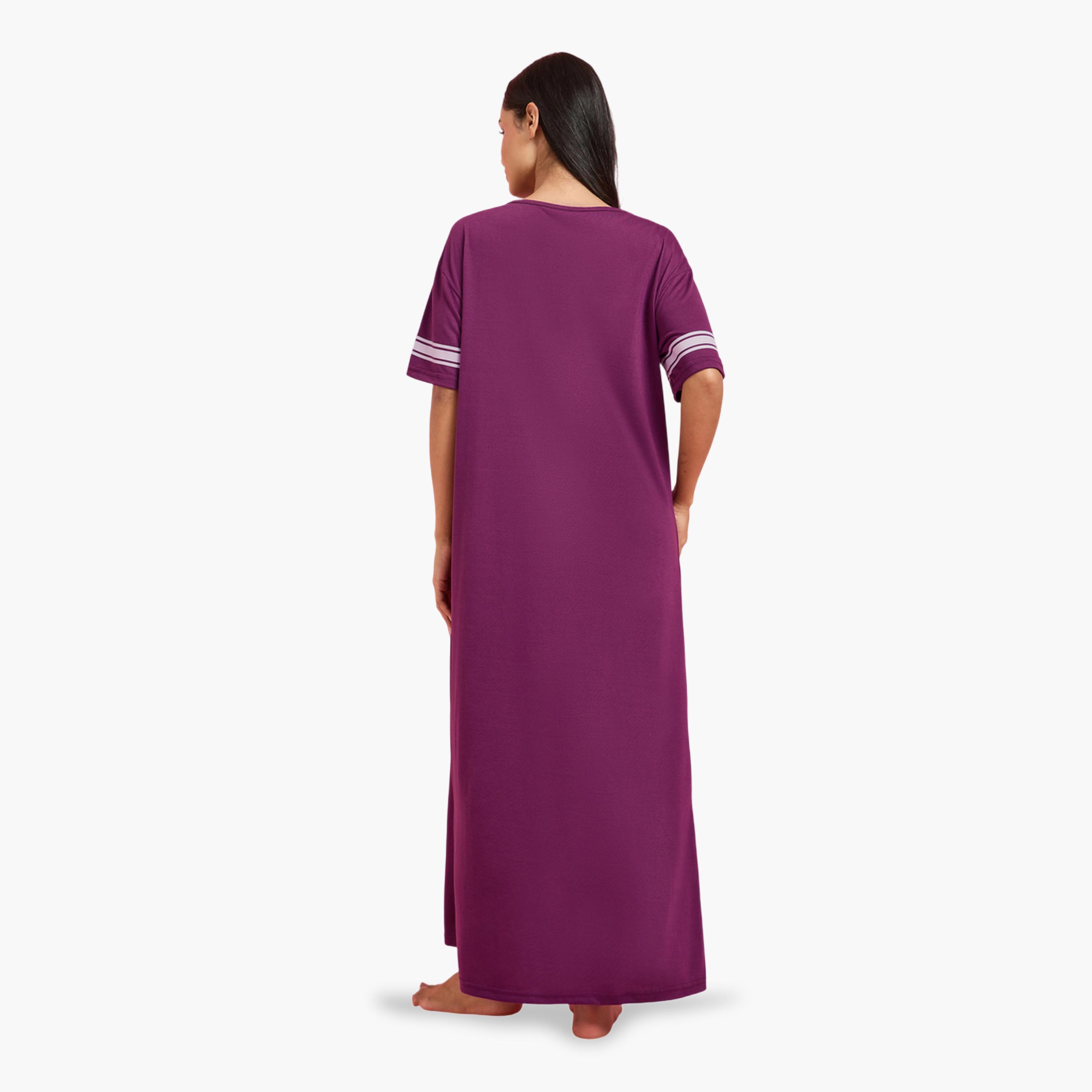 قميص نوم طويل تيشيرت بأكمام مخطط وطبعة كتابة باللون العنابي-women-clothing-nightwear-nighties-image-3