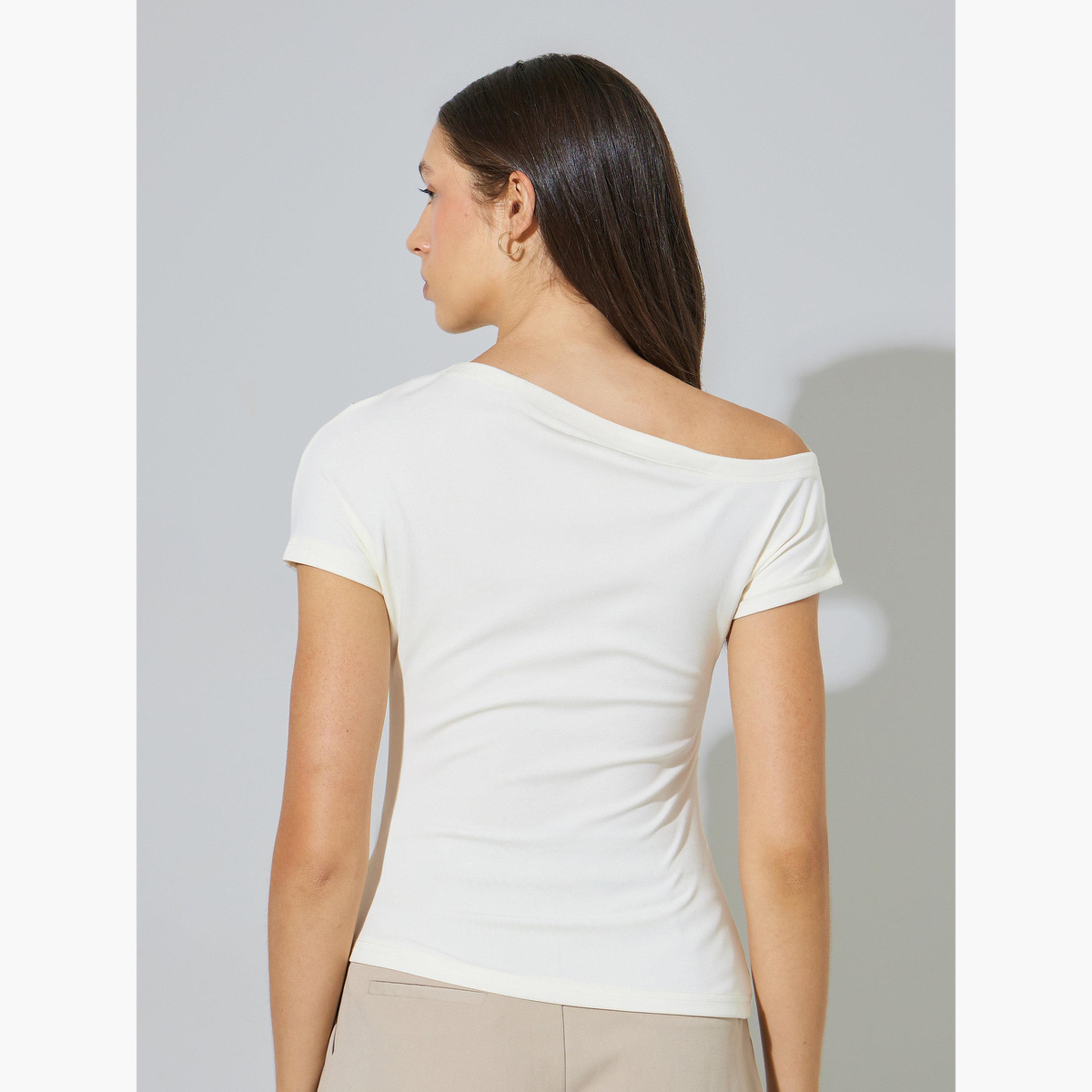 ستايلي - بلوزة محبوكة ضيقة بلون كريمي بياقة غير متماثلة-women-clothing-shirtsandblouses-blouses-image-3