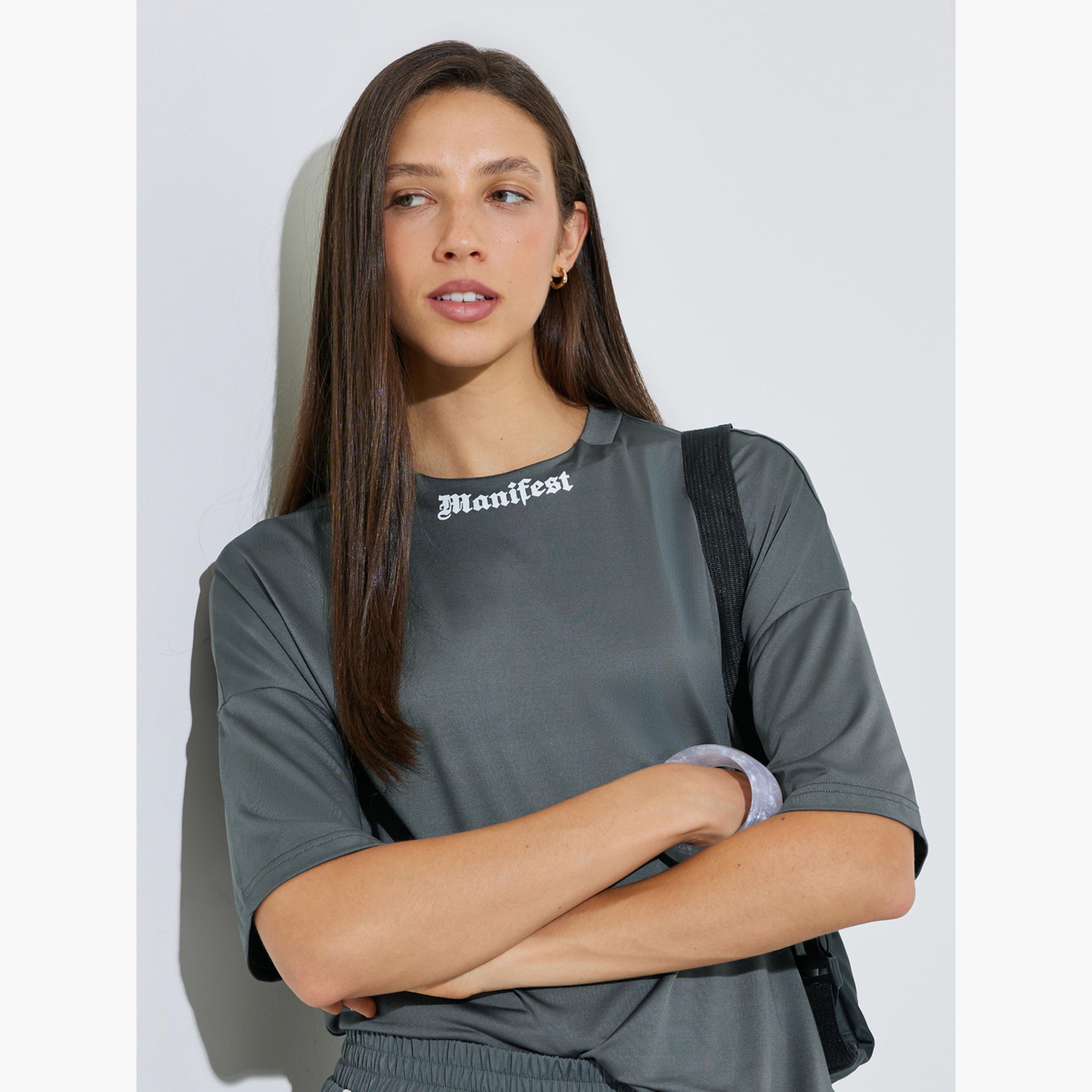 تيشيرت بقصة بوكسي مع طبعة عند الياقة-women-clothing-tshirts-image-3