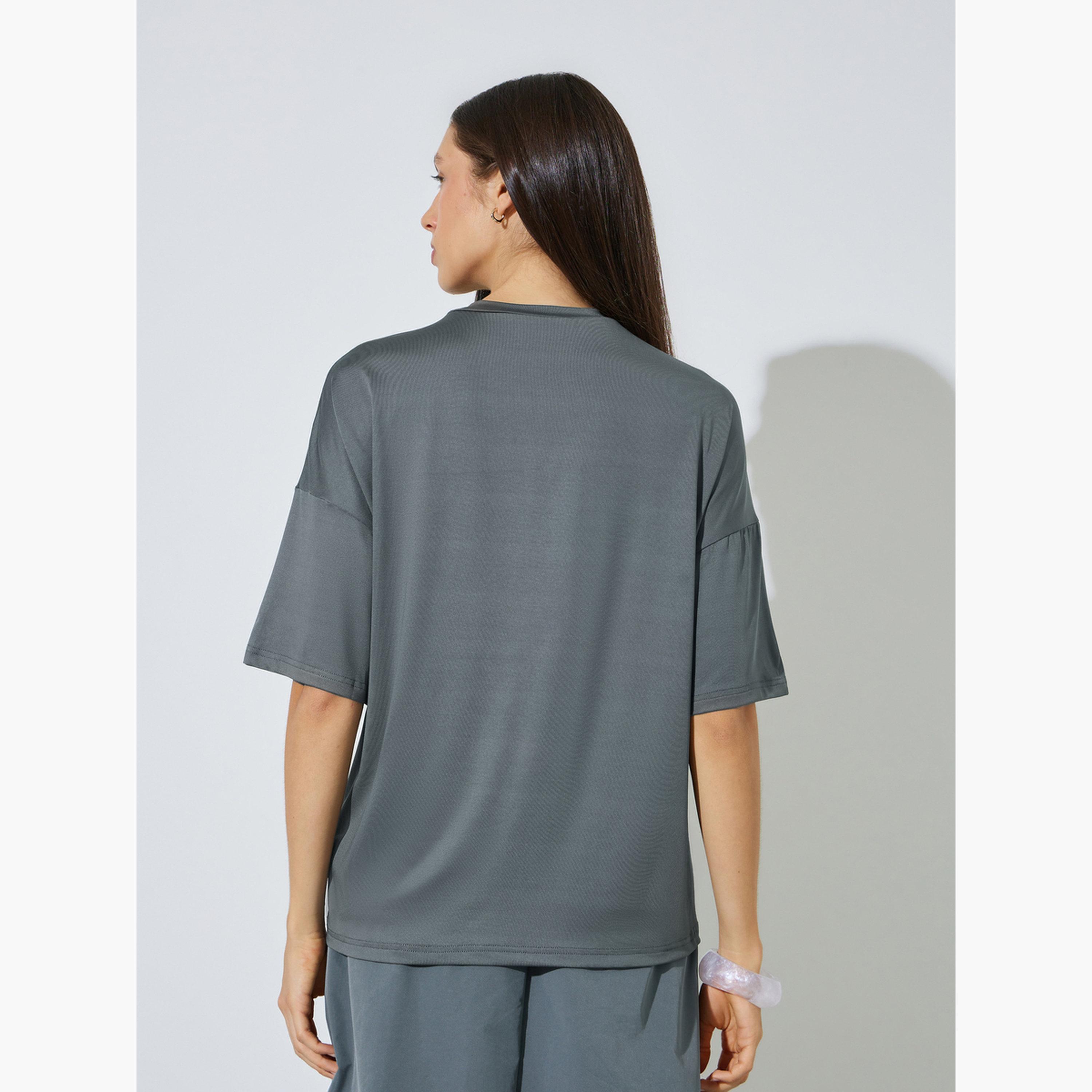 تيشيرت بقصة بوكسي مع طبعة عند الياقة-women-clothing-tshirts-image-4