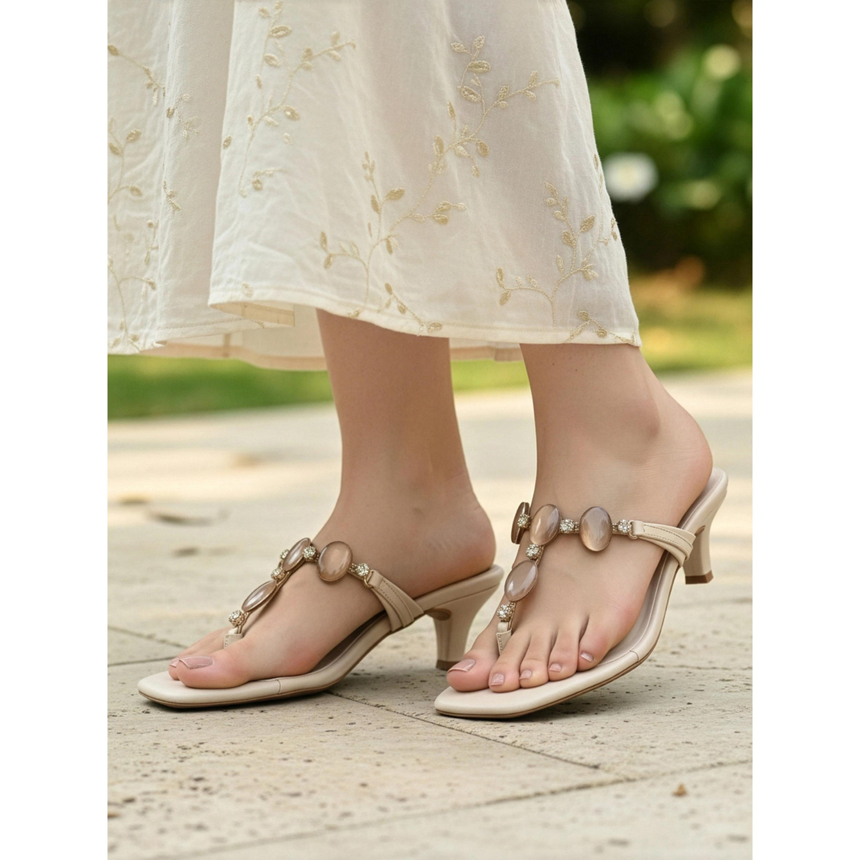 T صندل مزين بحرز وسير على شكل حرف-women-shoes-sandals-heeled-image-2