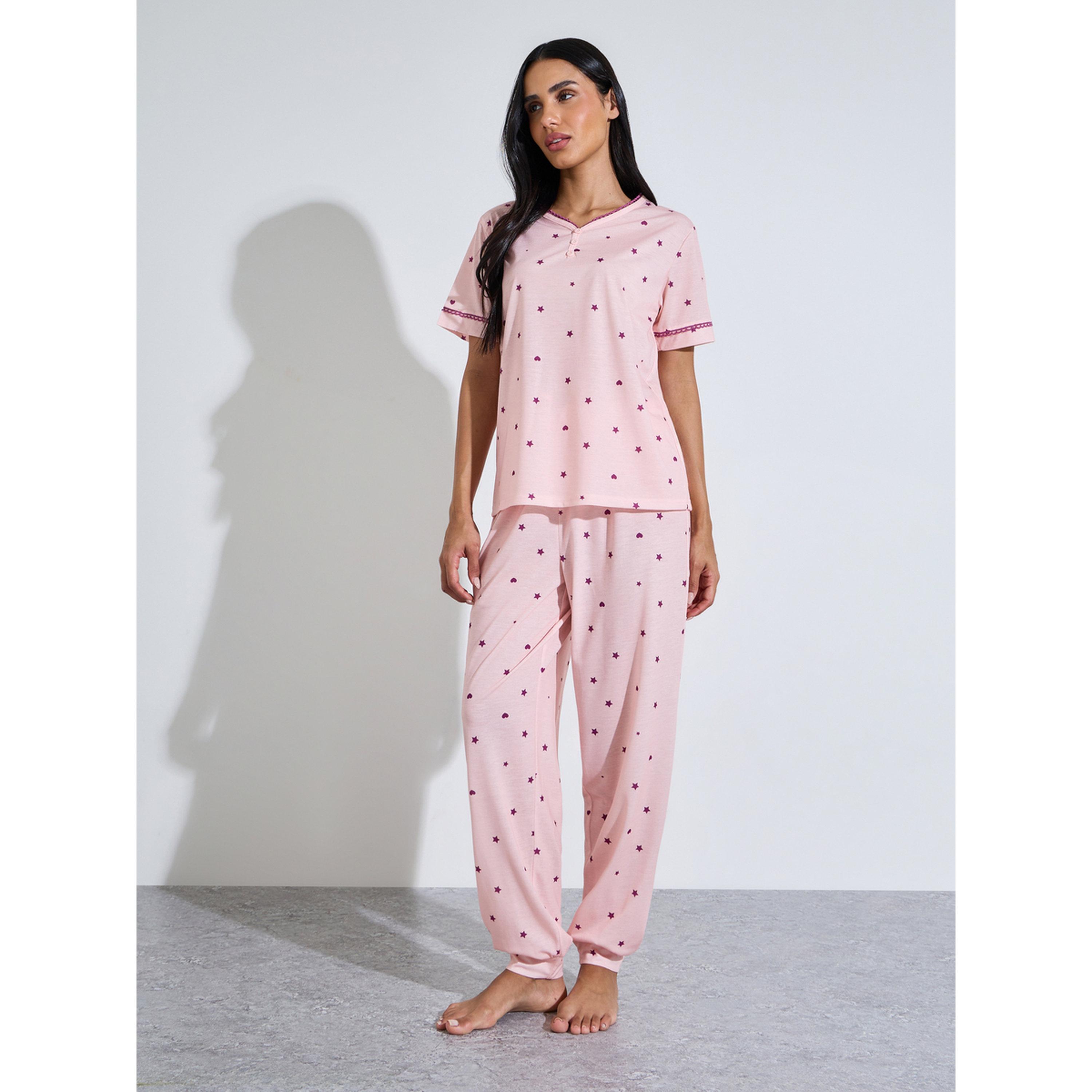 طقم بيجاما من بنطال بحافة مطوية وتيشيرت وطبعة نجوم بالكامل باللون الوردي-women-clothing-nightwear-pyjamas-longsets-image-1