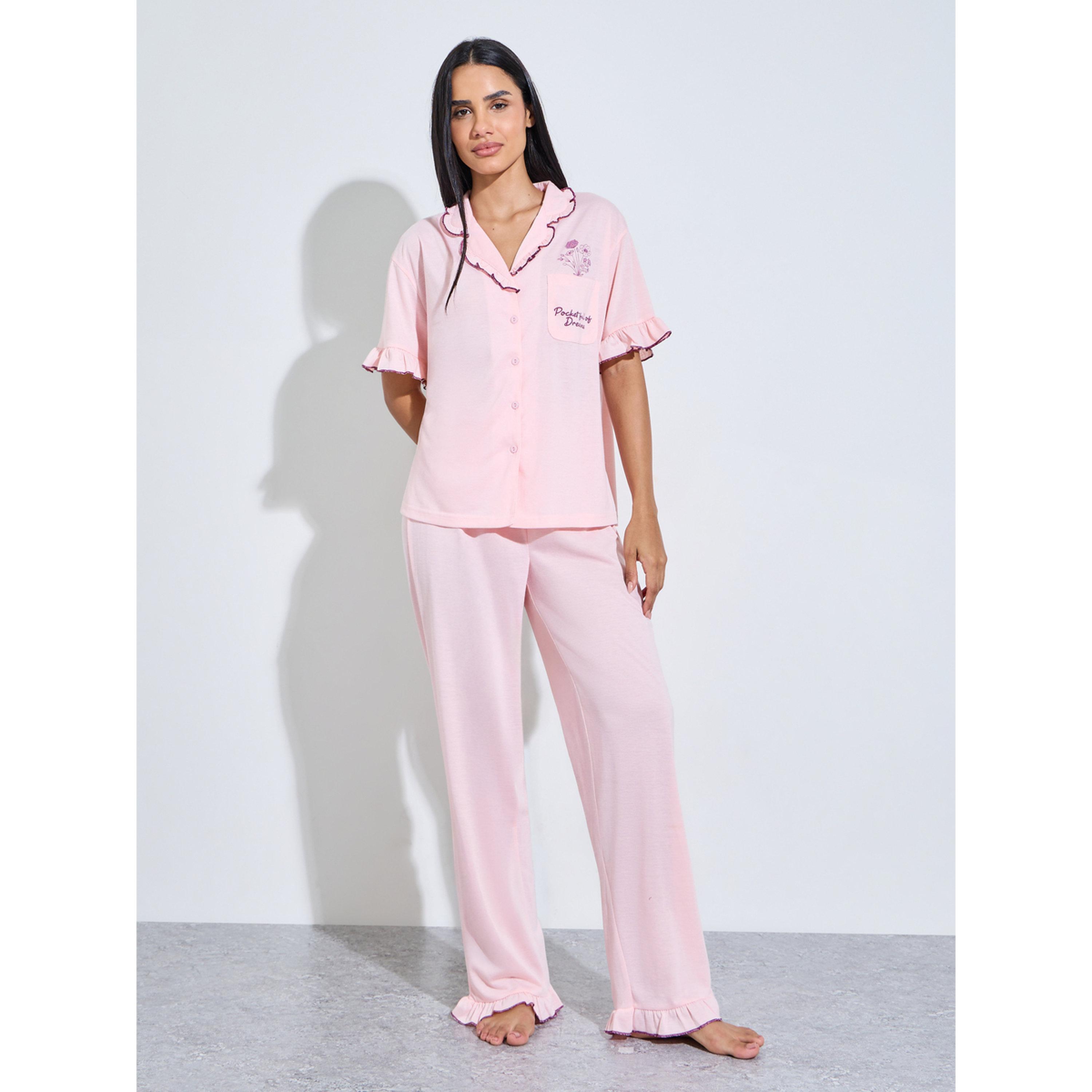 طقم بيجاما من بنطال بأرجل واسعة وبلوزة بتفاصيل مكشكشة وطبعة لون وردي-women-clothing-nightwear-pyjamas-longsets-image-1