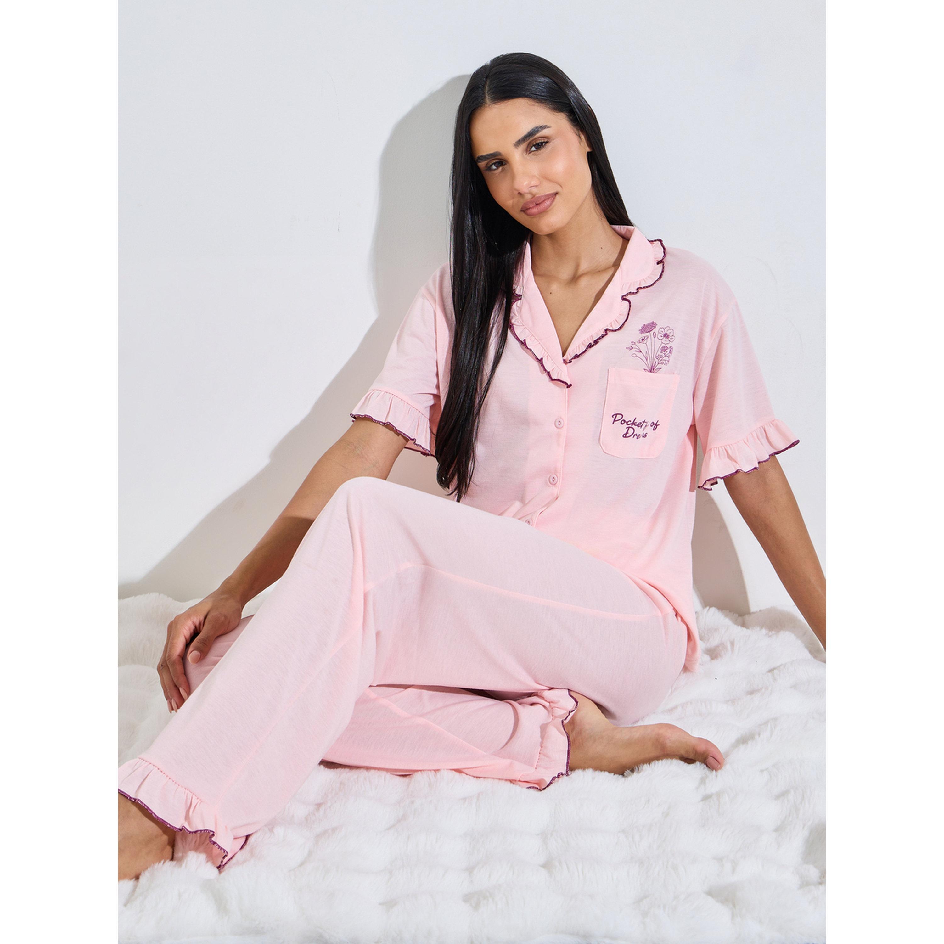 طقم بيجاما من بنطال بأرجل واسعة وبلوزة بتفاصيل مكشكشة وطبعة لون وردي-women-clothing-nightwear-pyjamas-longsets-image-4