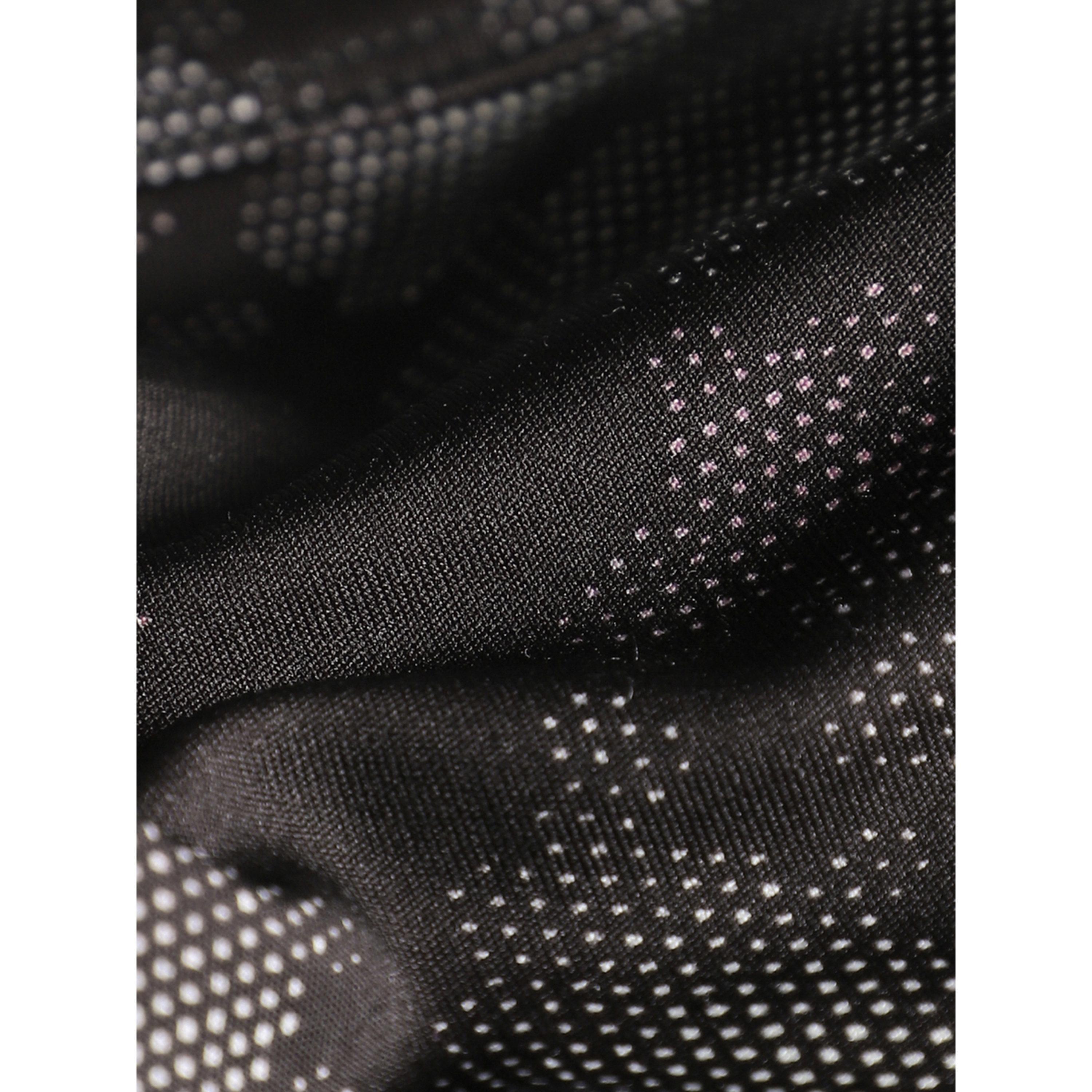 صدرية رياضية سوداء بطبعة تمويه مدني ودعم عالي للجري-women-clothing-sportswearandactivewear-sportsbras-image-7
