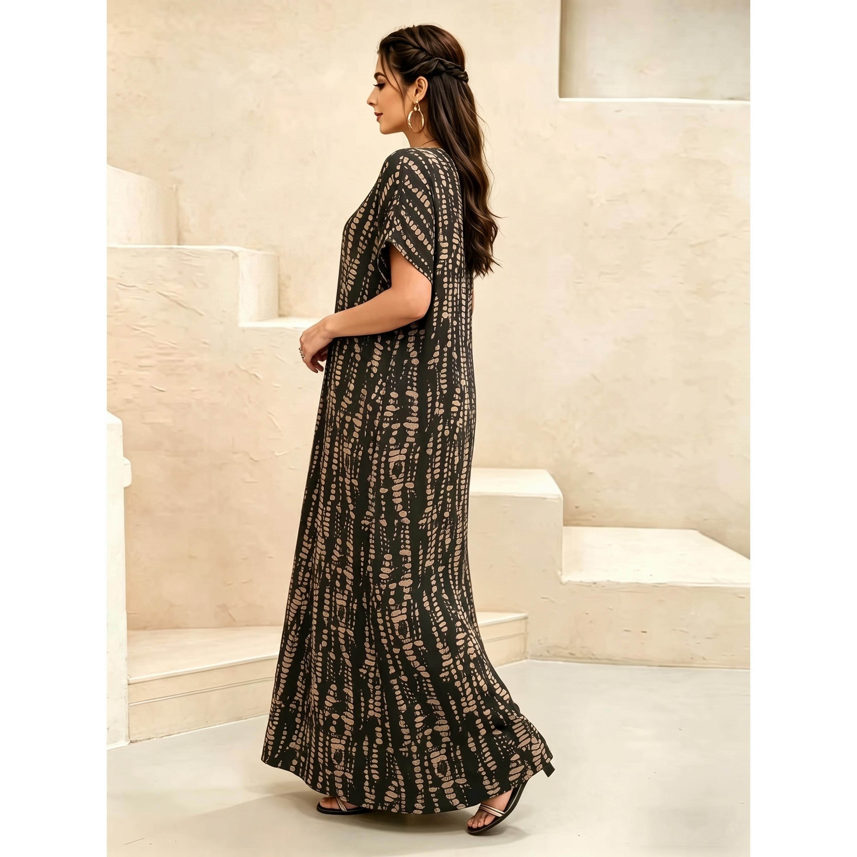 جلابية بياقة مشقوقة وطبعة شاملة-women-arabicclothing-jalabiyas-image-3