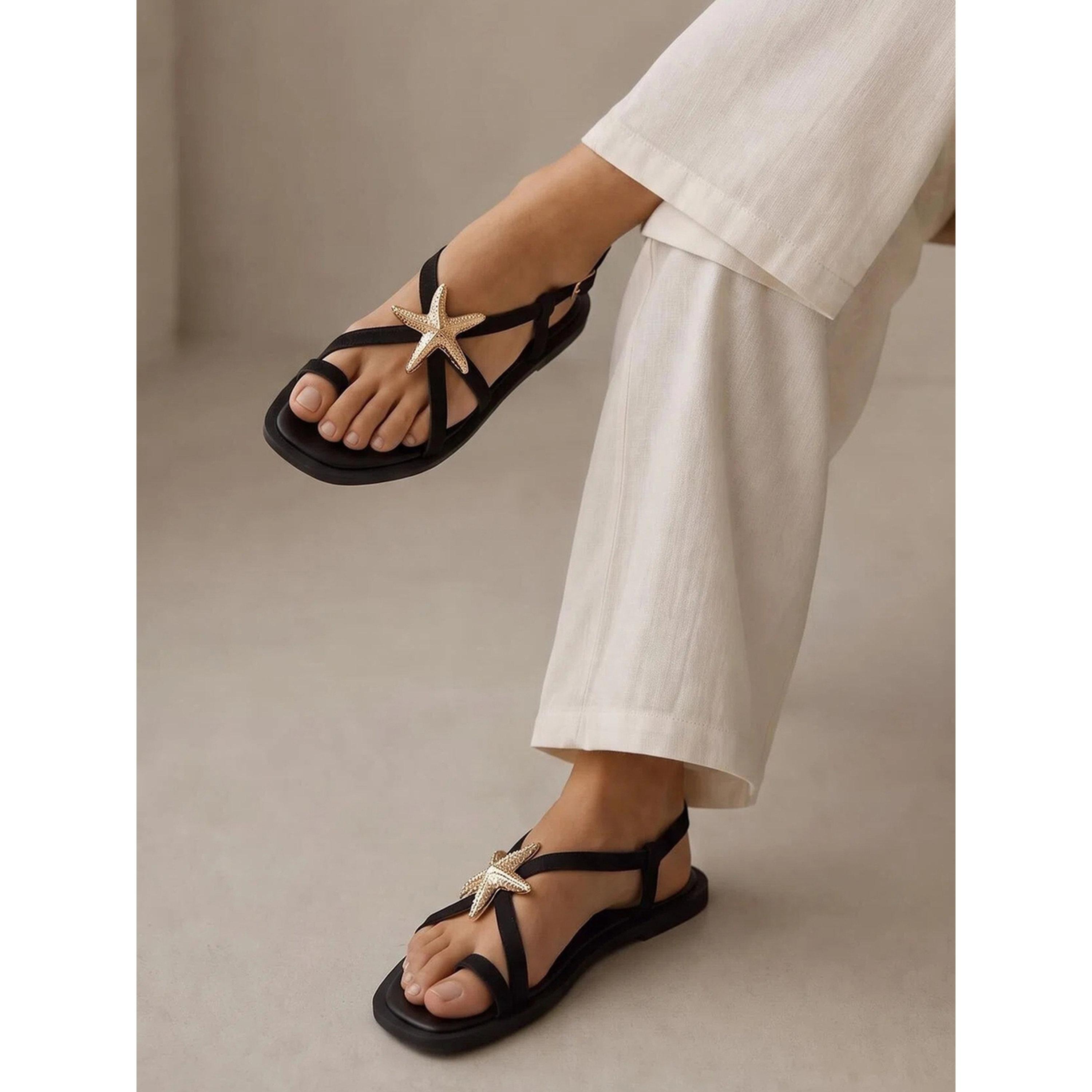 صندل فلات مزين بنجم البحر باللون الأسود-women-shoes-sandals-flats-image-2