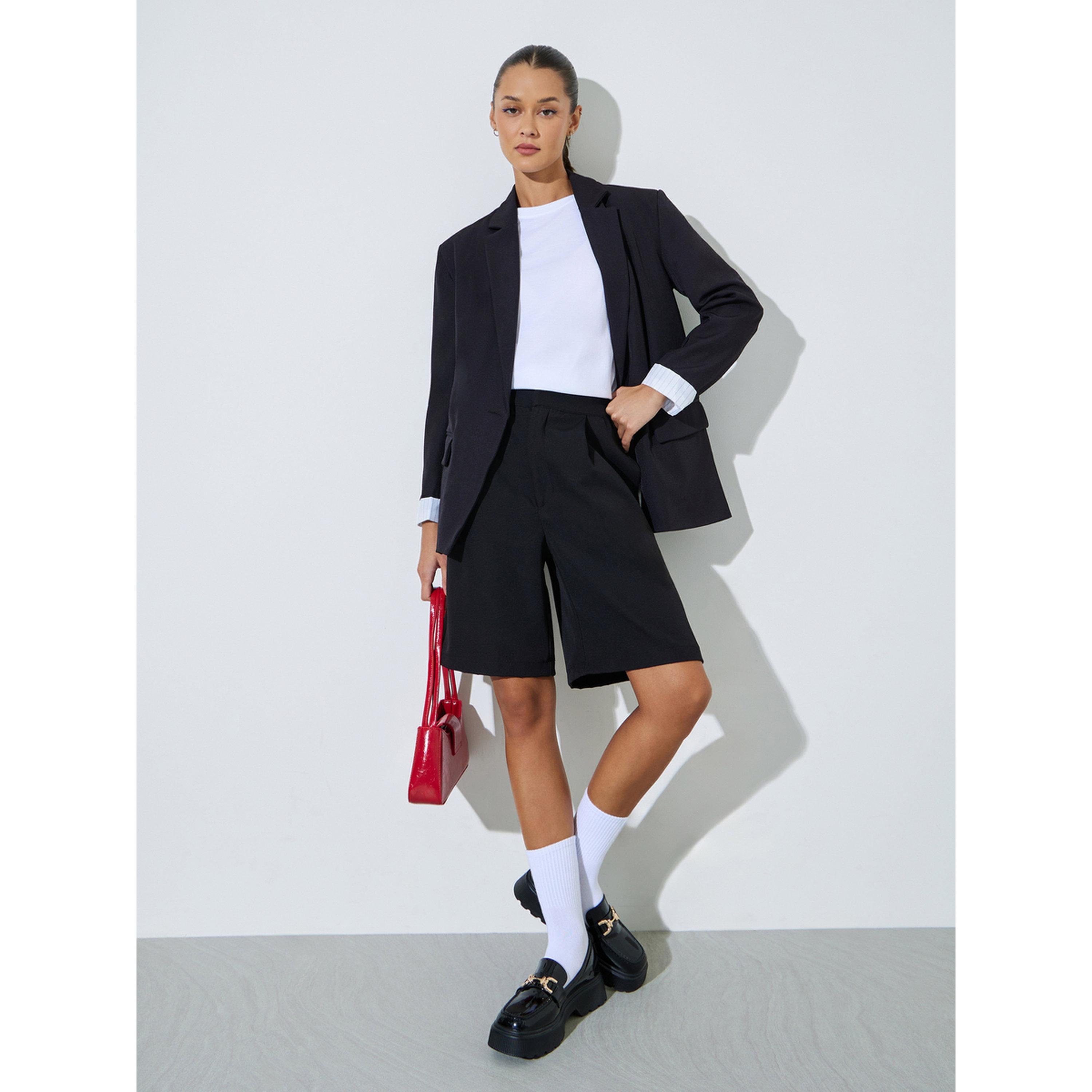 بليزر بقصة منتظمة صف أزرار واحد بتفاصيل جيوب أسود سادة-women-clothing-coatsandjackets-blazers-image-2