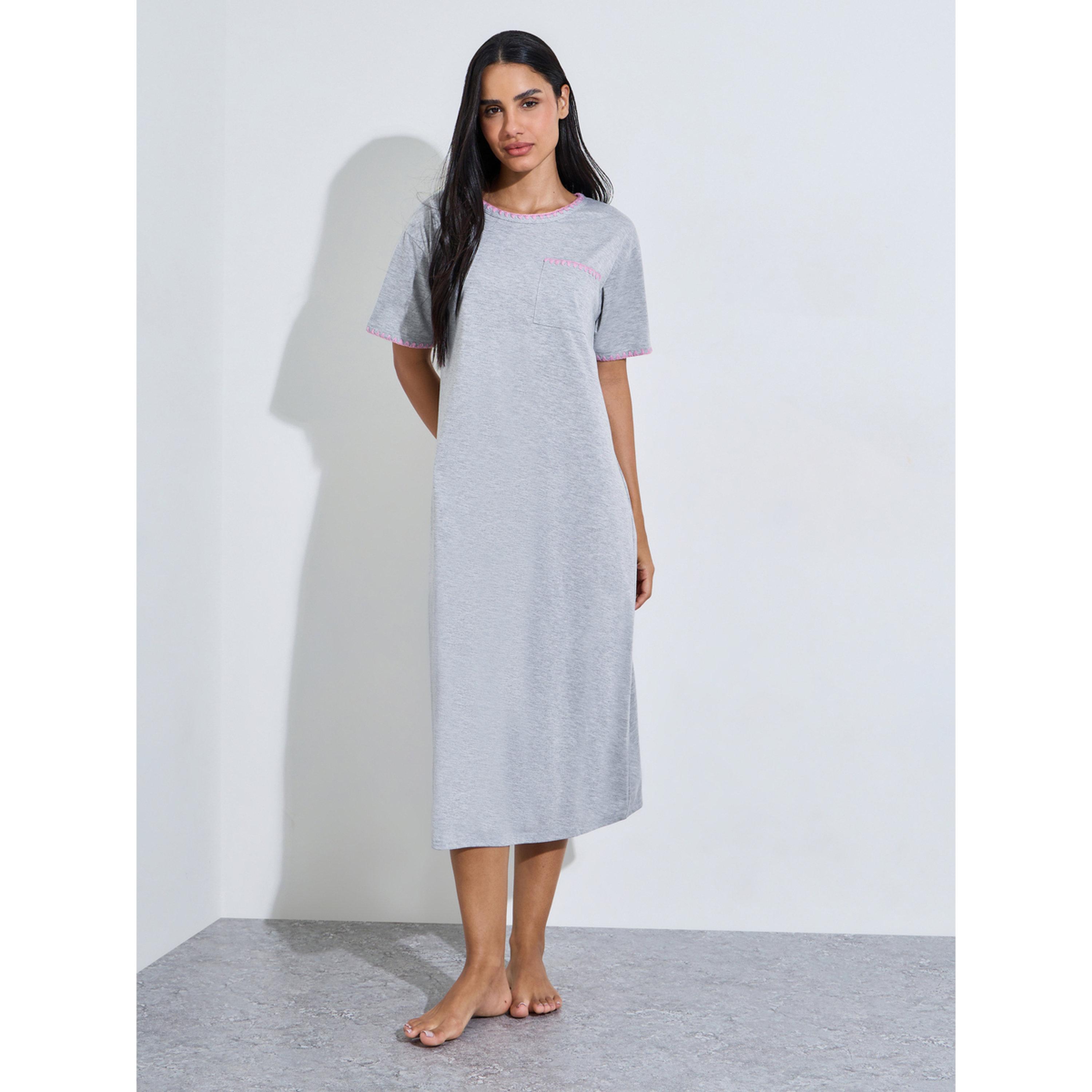قميص نوم تيشيرت سادة بأكمام قصيرة وتطريز باللون الوردي باللون الرمادي-women-clothing-nightwear-nighties-image-2