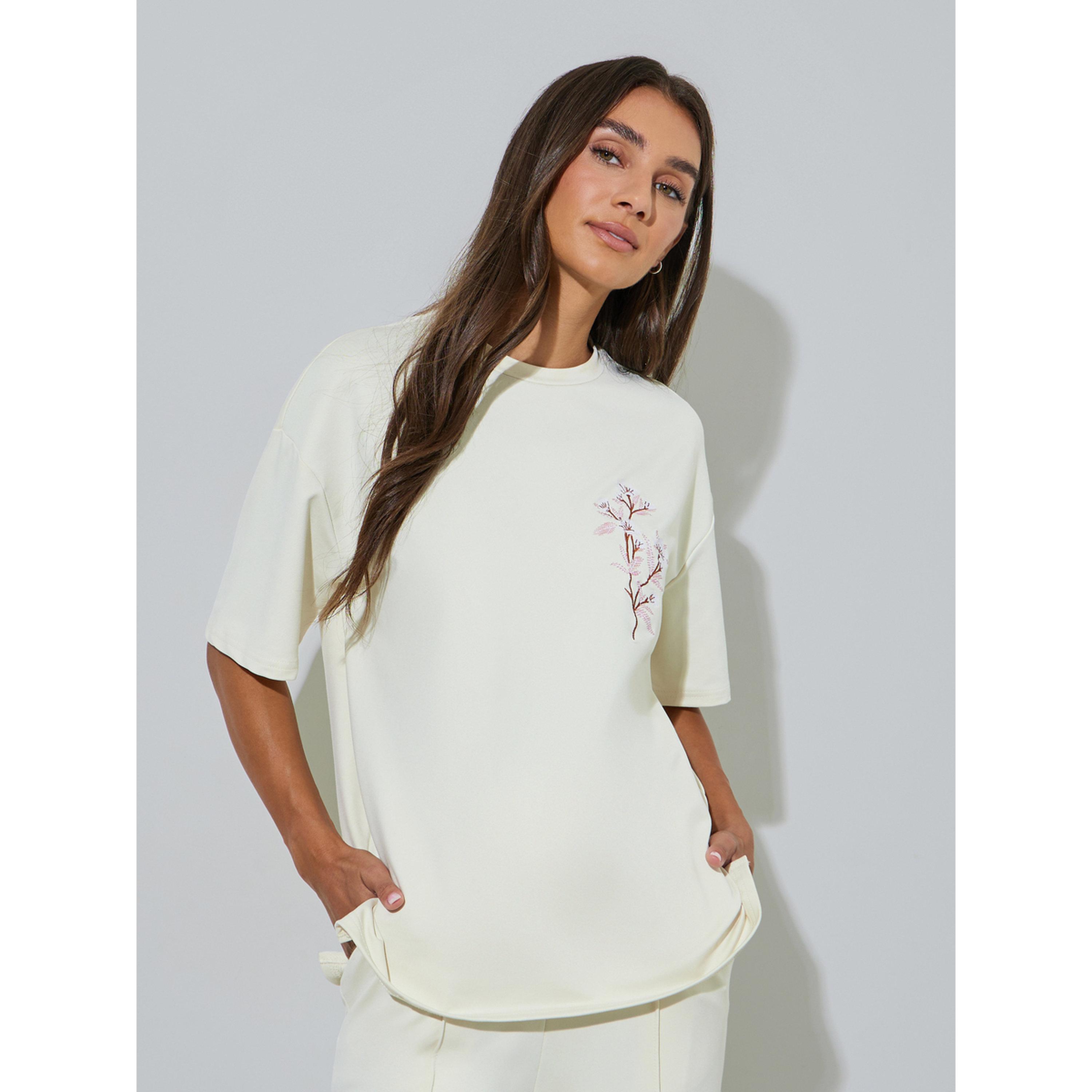 تيشيرت واسع بأكمام قصيرة ومطرز باللون الكريمي-women-clothing-tshirts-image-1