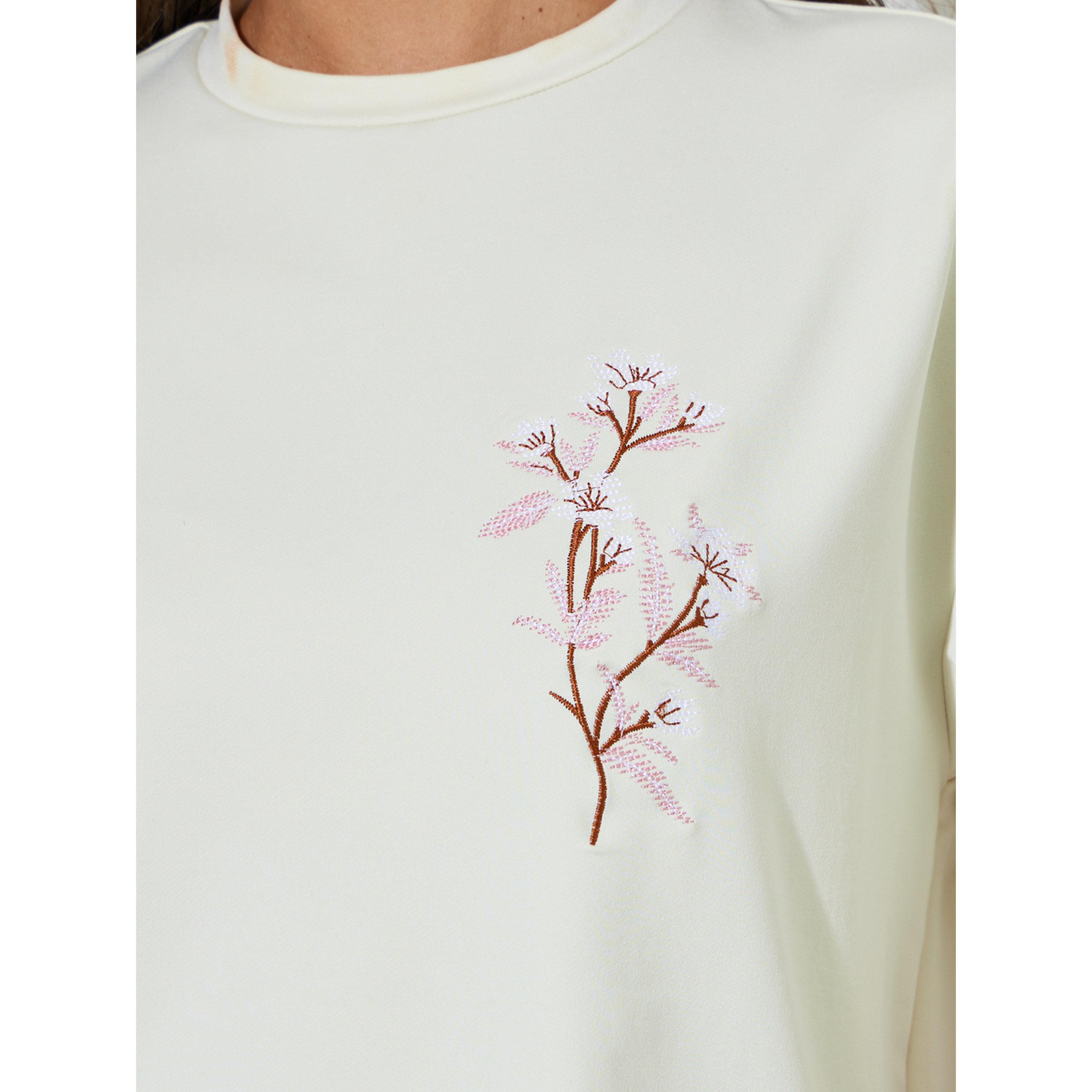 تيشيرت واسع بأكمام قصيرة ومطرز باللون الكريمي-women-clothing-tshirts-image-4