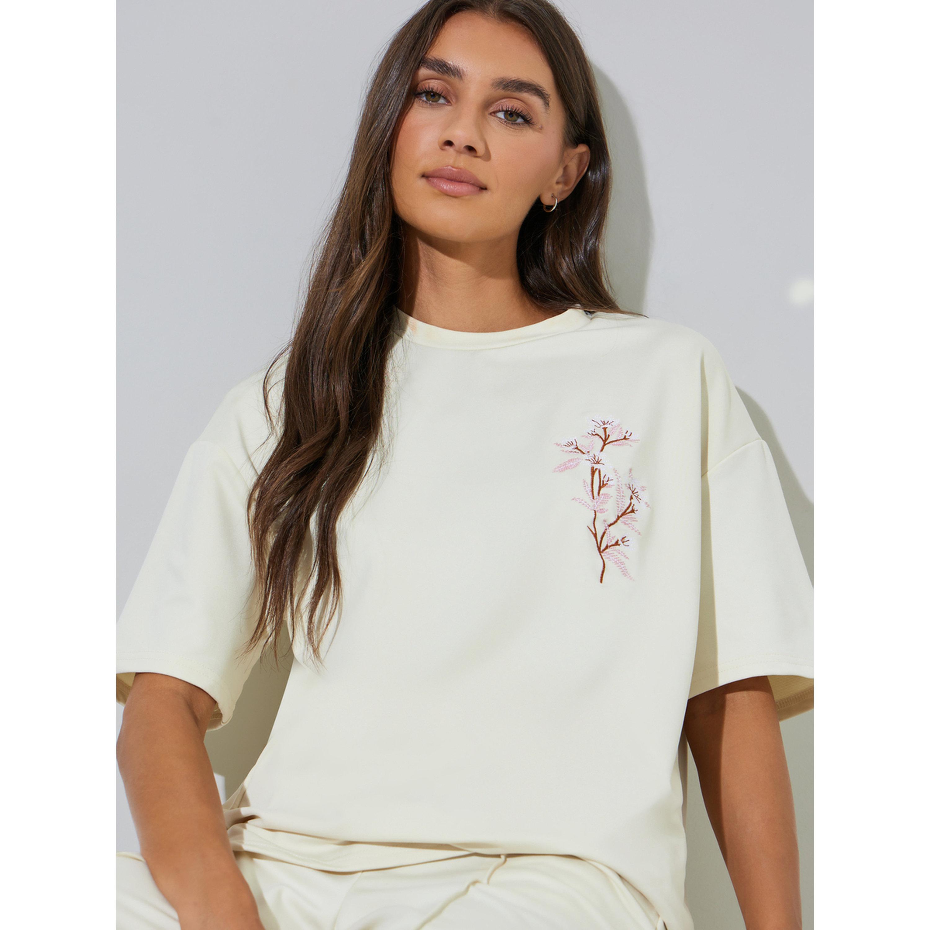 تيشيرت واسع بأكمام قصيرة ومطرز باللون الكريمي-women-clothing-tshirts-image-5
