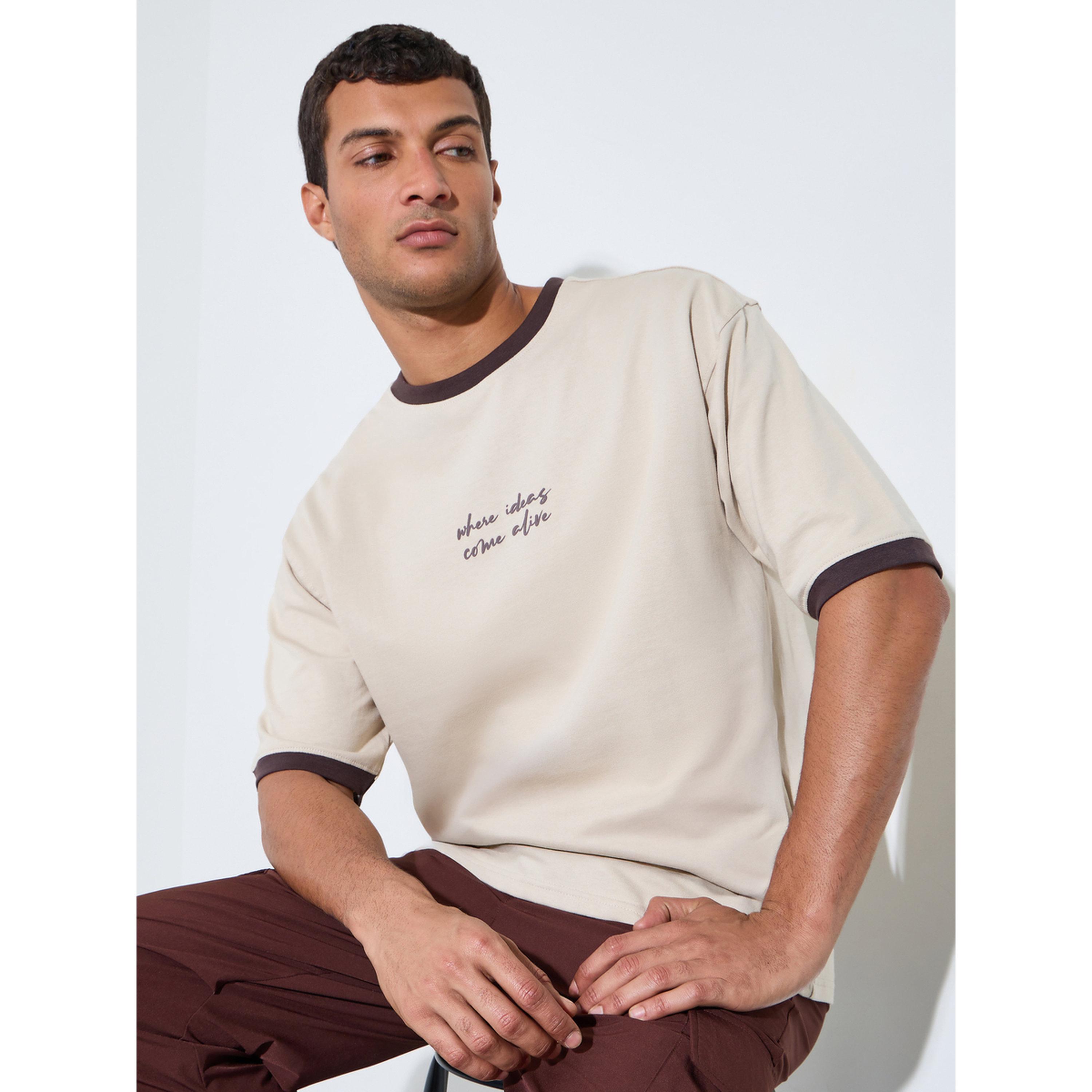 تيشيرت واسع بحواف متباينة وطبعة شعار باللون البيج-men-clothing-tshirtsandpolos-tshirts-image-3